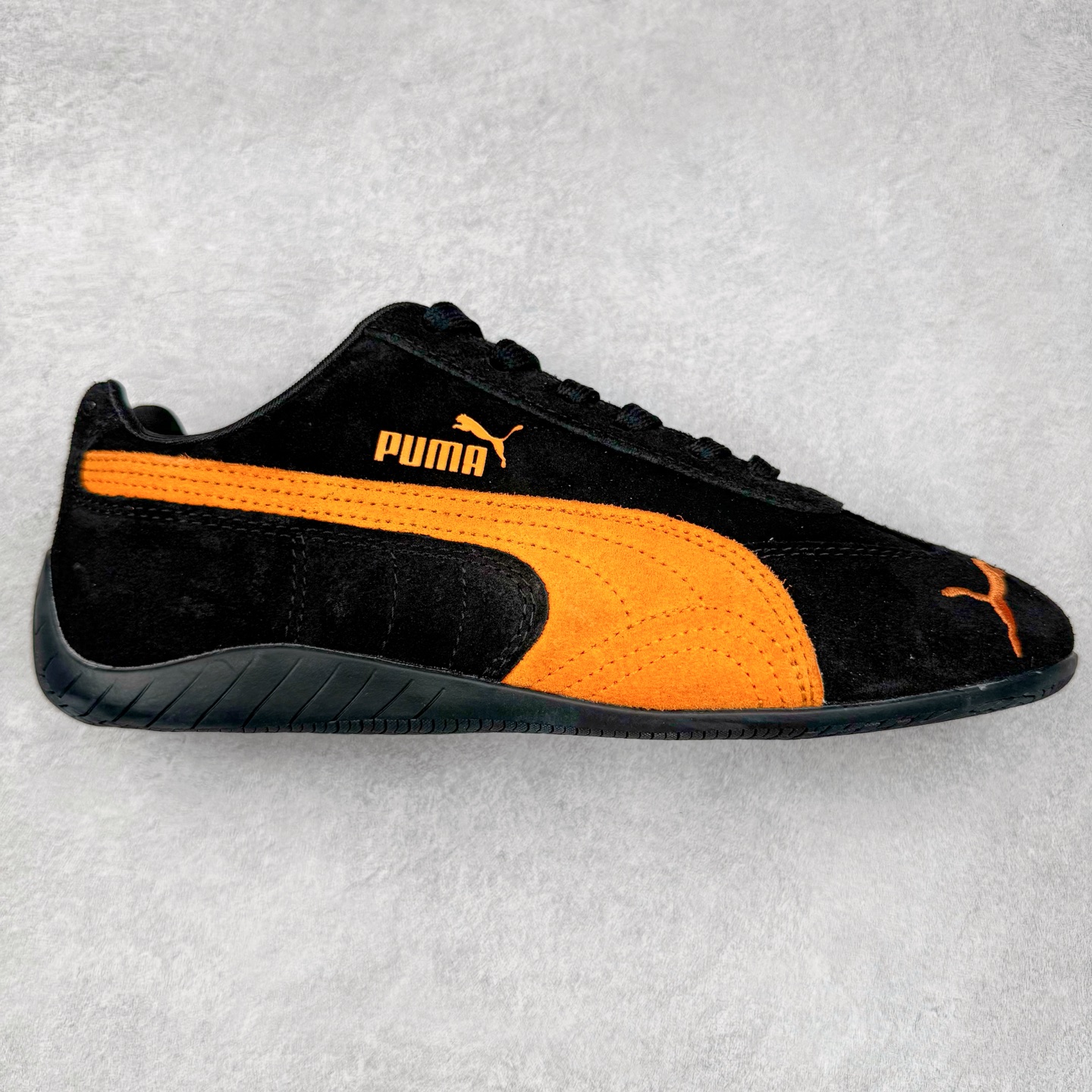 ＃TG特价福利 PUMA Speedca OG 彪马极速赛车系列低帮德训风拼接复古百搭休闲运动赛车鞋 鞋款从80、90年代赛车手所穿的防火赛车鞋为原型，鞋身线条模仿了赛车的流线廓形，体现了空气动力学原理的结构。简约流畅的外观，恰好又和贯穿其中的Formstrip Logo融合恰到好处，视觉上细节丰富且协调。本次Speedcat OG鞋款归来，最大看点自然式保留了窄版鞋型以及薄底构造。这两年各品牌鞋底越做越厚，Speedcat反其道而行之，上脚几乎无鞋底的效果带来耳目一新的视觉体验。鞋面依旧是以质感细腻的麂皮材质打造，并且大面积近乎全包裹的使用，复古味道也愈发浓烈。配色上更是将最原始的黑色和红色带回，向F1赛车队的标志性队服致敬。相信让各位一眼种草的更多是出挑的大红色，上脚即可瞬间点亮整体造型，在以球鞋为核心的OOTD中脱颖而出。而另一款黑色则是低调的万金油，彰显新潮个性的同时又不喧宾夺主，也是热爱简约系穿搭朋友的首选。 尺码：35.5 36 37 37.5 38 38.5 39 40 40.5 41 42 42.5 43 44 44.5 45-选品中心