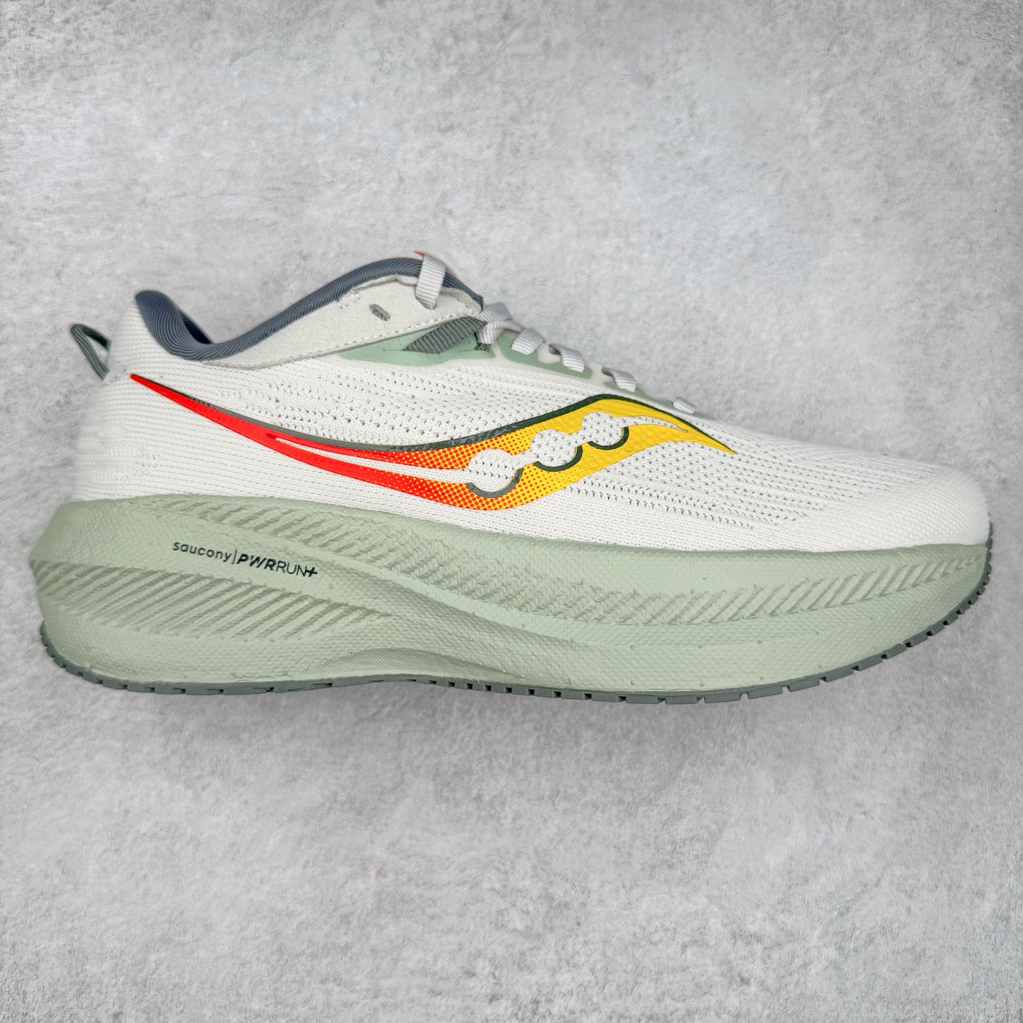 图片[3]-Saucony Triumph 21 索康尼胜利21代旗舰级缓震型跑鞋 性能相比前几代再升级：鞋面采用全新升级的工学网设计 贴合脚部更透气 中底部分使用最新的PWRRUN+材质 搭配PWRRUN+鞋垫使中底的大幅加厚 10mm坡差进一步提供缓震、回弹性能 内底则采用了FORMFIT动态适应系统 动态契合脚型 提升包裹性和舒适性 提供更卓越的动态回馈体验 XT-900橡胶大底 可提供良好的抓地力和较强抗磨性能 尺码：35.5 36 36.5 37.5 38 38.5 39 40 40.5 41 42 42.5 43 44 44.5 45 46-选品中心