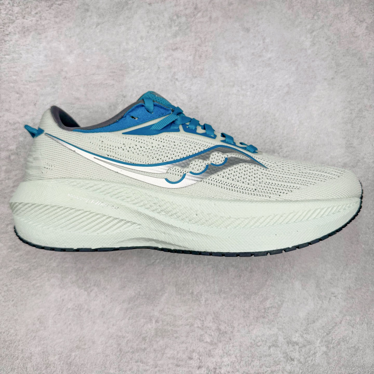 图片[6]-Saucony Triumph 21 索康尼胜利21代旗舰级缓震型跑鞋 性能相比前几代再升级：鞋面采用全新升级的工学网设计 贴合脚部更透气 中底部分使用最新的PWRRUN+材质 搭配PWRRUN+鞋垫使中底的大幅加厚 10mm坡差进一步提供缓震、回弹性能 内底则采用了FORMFIT动态适应系统 动态契合脚型 提升包裹性和舒适性 提供更卓越的动态回馈体验 XT-900橡胶大底 可提供良好的抓地力和较强抗磨性能 尺码：35.5 36 36.5 37.5 38 38.5 39 40 40.5 41 42 42.5 43 44 44.5 45 46-选品中心