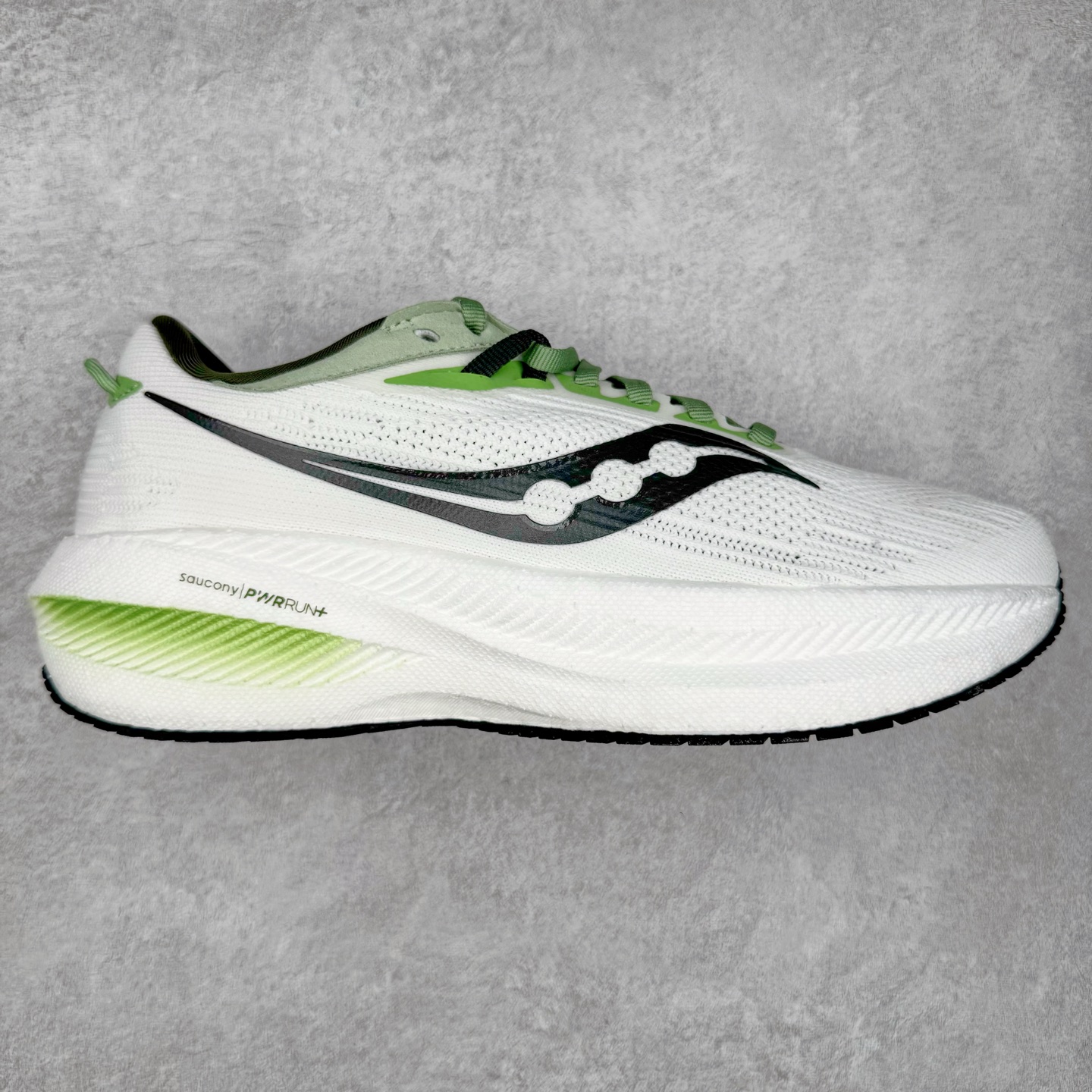 图片[2]-Saucony Triumph 21 索康尼胜利21代旗舰级缓震型跑鞋 性能相比前几代再升级：鞋面采用全新升级的工学网设计 贴合脚部更透气 中底部分使用最新的PWRRUN+材质 搭配PWRRUN+鞋垫使中底的大幅加厚 10mm坡差进一步提供缓震、回弹性能 内底则采用了FORMFIT动态适应系统 动态契合脚型 提升包裹性和舒适性 提供更卓越的动态回馈体验 XT-900橡胶大底 可提供良好的抓地力和较强抗磨性能 尺码：35.5 36 36.5 37.5 38 38.5 39 40 40.5 41 42 42.5 43 44 44.5 45 46-选品中心