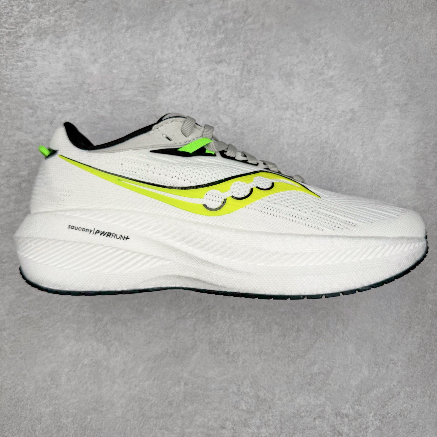 图片[7]-Saucony Triumph 21 索康尼胜利21代旗舰级缓震型跑鞋 性能相比前几代再升级：鞋面采用全新升级的工学网设计 贴合脚部更透气 中底部分使用最新的PWRRUN+材质 搭配PWRRUN+鞋垫使中底的大幅加厚 10mm坡差进一步提供缓震、回弹性能 内底则采用了FORMFIT动态适应系统 动态契合脚型 提升包裹性和舒适性 提供更卓越的动态回馈体验 XT-900橡胶大底 可提供良好的抓地力和较强抗磨性能 尺码：35.5 36 36.5 37.5 38 38.5 39 40 40.5 41 42 42.5 43 44 44.5 45 46-选品中心