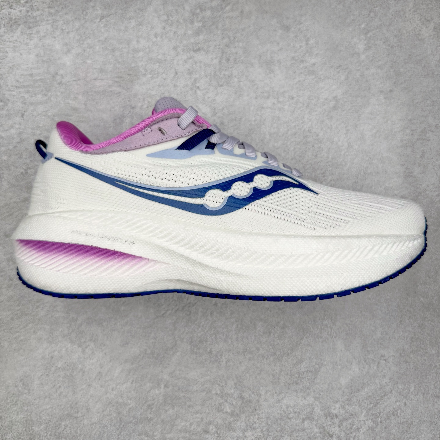 Saucony Triumph 21 索康尼胜利21代旗舰级缓震型跑鞋 性能相比前几代再升级：鞋面采用全新升级的工学网设计 贴合脚部更透气 中底部分使用最新的PWRRUN+材质 搭配PWRRUN+鞋垫使中底的大幅加厚 10mm坡差进一步提供缓震、回弹性能 内底则采用了FORMFIT动态适应系统 动态契合脚型 提升包裹性和舒适性 提供更卓越的动态回馈体验 XT-900橡胶大底 可提供良好的抓地力和较强抗磨性能 尺码：35.5 36 36.5 37.5 38 38.5 39 40 40.5 41 42 42.5 43 44 44.5 45 46-选品中心