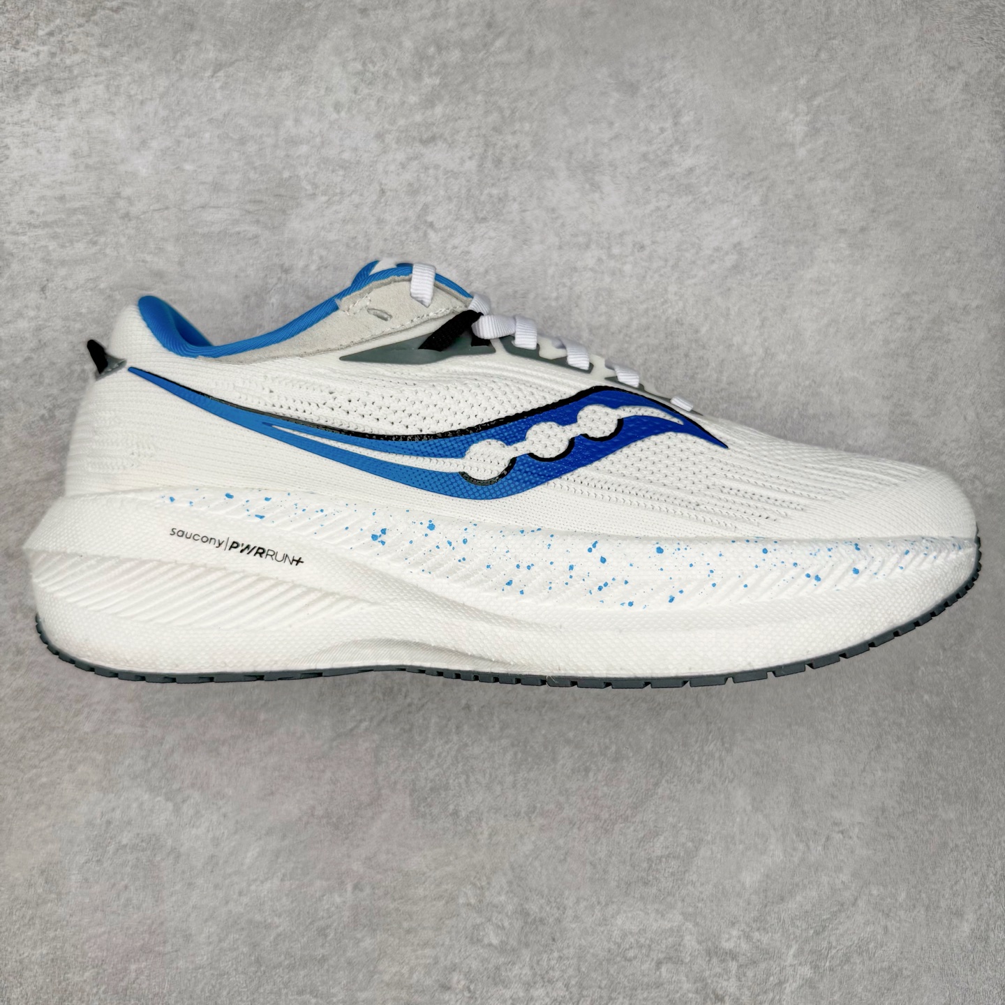 图片[4]-Saucony Triumph 21 索康尼胜利21代旗舰级缓震型跑鞋 性能相比前几代再升级：鞋面采用全新升级的工学网设计 贴合脚部更透气 中底部分使用最新的PWRRUN+材质 搭配PWRRUN+鞋垫使中底的大幅加厚 10mm坡差进一步提供缓震、回弹性能 内底则采用了FORMFIT动态适应系统 动态契合脚型 提升包裹性和舒适性 提供更卓越的动态回馈体验 XT-900橡胶大底 可提供良好的抓地力和较强抗磨性能 尺码：35.5 36 36.5 37.5 38 38.5 39 40 40.5 41 42 42.5 43 44 44.5 45 46-选品中心