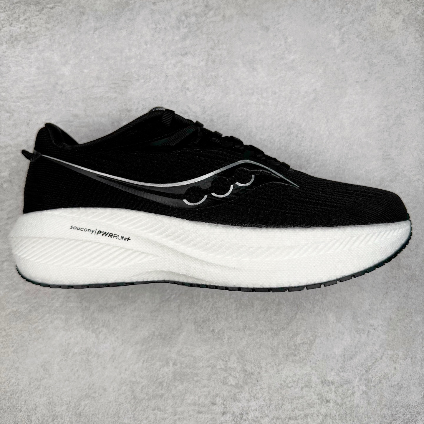 图片[9]-Saucony Triumph 21 索康尼胜利21代旗舰级缓震型跑鞋 性能相比前几代再升级：鞋面采用全新升级的工学网设计 贴合脚部更透气 中底部分使用最新的PWRRUN+材质 搭配PWRRUN+鞋垫使中底的大幅加厚 10mm坡差进一步提供缓震、回弹性能 内底则采用了FORMFIT动态适应系统 动态契合脚型 提升包裹性和舒适性 提供更卓越的动态回馈体验 XT-900橡胶大底 可提供良好的抓地力和较强抗磨性能 尺码：35.5 36 36.5 37.5 38 38.5 39 40 40.5 41 42 42.5 43 44 44.5 45 46-选品中心