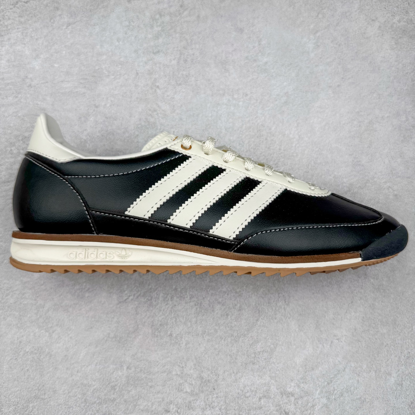 ＃HP纯原 AD Wmns SL72 OG 系列德训足球风百搭低帮休闲运动板鞋 JI3968 采用高弹EVA+MODEL+RB三层组合底 区别市面RB一体大底 三层组合鞋底重量与原鞋一致 Originals 将有「T 头鞋」造型的诞生于 1972 年的 SL72 鞋款复刻带回 各位买鞋又有新选择了 1972 年 SL72 问世后 引领了后来阿迪达斯的跑鞋发展方向 其中「SL」代表了 Super Light 彰显了产品轻便的特性 1972 年 SL72 问世后 引领了后来阿迪达斯的跑鞋发展方向 其中「SL」代表了 Super Light 彰显了产品轻便的特性 这次 Originals 延续其轻质经典的基因 带来男女两款 SL72 男生款带来 SL72 RS 鞋型 RS 意为 Reshaped（重塑）鞋款在保留了经典的外观基础上 在尼龙材质里增加了填充物 使鞋型更加挺立和饱满 鞋头则更加圆润 鞋底的 EVA 材质则增加了鞋款的高度 女生款则带来 SL72 OG W 鞋型 OG 顾名思义则是致敬经典款式 相较于 RS（Reshaped）鞋款 鞋身更加纤细 其整体鞋身轮廓、线条、细节、材质上尊崇 70 年代 SL72 的设计 还原经典味道 尺码：36 36⅔ 37⅓ 38 38⅔ 39⅓ 40 40⅔ 41⅓ 42 42⅔ 43⅓ 44 44⅔ 45-选品中心