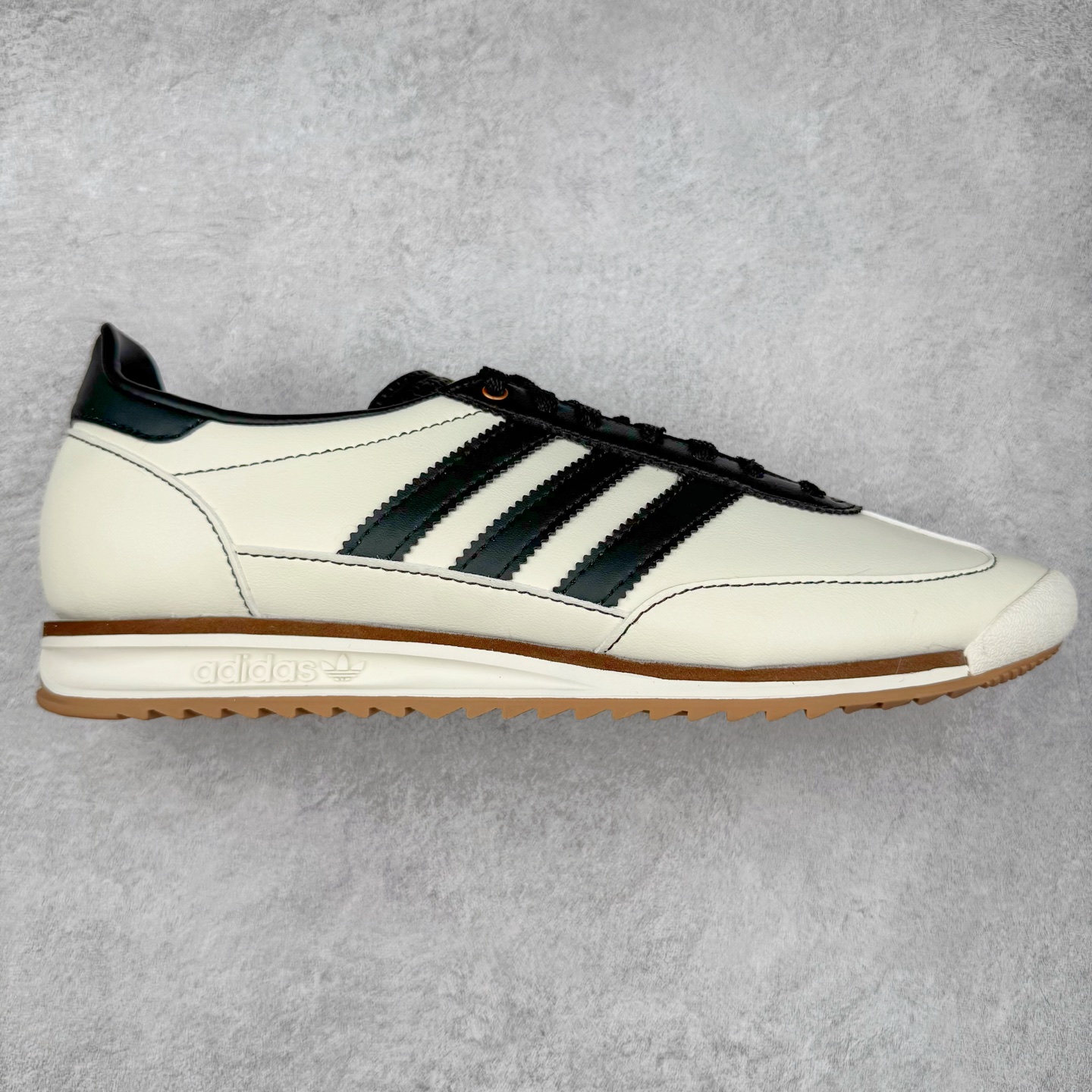 ＃HP纯原 AD Wmns SL72 OG 系列德训足球风百搭低帮休闲运动板鞋 JI3969 采用高弹EVA+MODEL+RB三层组合底 区别市面RB一体大底 三层组合鞋底重量与原鞋一致 Originals 将有「T 头鞋」造型的诞生于 1972 年的 SL72 鞋款复刻带回 各位买鞋又有新选择了 1972 年 SL72 问世后 引领了后来阿迪达斯的跑鞋发展方向 其中「SL」代表了 Super Light 彰显了产品轻便的特性 1972 年 SL72 问世后 引领了后来阿迪达斯的跑鞋发展方向 其中「SL」代表了 Super Light 彰显了产品轻便的特性 这次 Originals 延续其轻质经典的基因 带来男女两款 SL72 男生款带来 SL72 RS 鞋型 RS 意为 Reshaped（重塑）鞋款在保留了经典的外观基础上 在尼龙材质里增加了填充物 使鞋型更加挺立和饱满 鞋头则更加圆润 鞋底的 EVA 材质则增加了鞋款的高度 女生款则带来 SL72 OG W 鞋型 OG 顾名思义则是致敬经典款式 相较于 RS（Reshaped）鞋款 鞋身更加纤细 其整体鞋身轮廓、线条、细节、材质上尊崇 70 年代 SL72 的设计 还原经典味道 尺码：36 36⅔ 37⅓ 38 38⅔ 39⅓ 40 40⅔ 41⅓ 42 42⅔ 43⅓ 44 44⅔ 45-选品中心