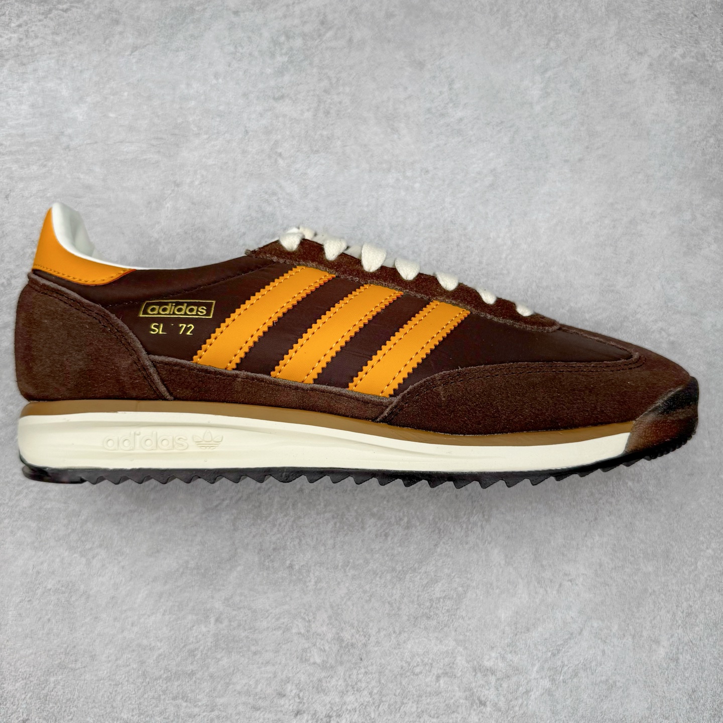 图片[3]-＃HP纯原 AD Wmns SL72 OG 系列德训足球风百搭低帮休闲运动板鞋 采用高弹EVA+MODEL+RB三层组合底 区别市面RB一体大底 三层组合鞋底重量与原鞋一致 Originals 将有「T 头鞋」造型的诞生于 1972 年的 SL72 鞋款复刻带回 各位买鞋又有新选择了 1972 年 SL72 问世后 引领了后来阿迪达斯的跑鞋发展方向 其中「SL」代表了 Super Light 彰显了产品轻便的特性 1972 年 SL72 问世后 引领了后来阿迪达斯的跑鞋发展方向 其中「SL」代表了 Super Light 彰显了产品轻便的特性 这次 Originals 延续其轻质经典的基因 带来男女两款 SL72 男生款带来 SL72 RS 鞋型 RS 意为 Reshaped（重塑）鞋款在保留了经典的外观基础上 在尼龙材质里增加了填充物 使鞋型更加挺立和饱满 鞋头则更加圆润 鞋底的 EVA 材质则增加了鞋款的高度 女生款则带来 SL72 OG W 鞋型 OG 顾名思义则是致敬经典款式 相较于 RS（Reshaped）鞋款 鞋身更加纤细 其整体鞋身轮廓、线条、细节、材质上尊崇 70 年代 SL72 的设计 还原经典味道 尺码：36 36⅔ 37⅓ 38 38⅔ 39⅓ 40 40⅔ 41⅓ 42 42⅔ 43⅓ 44 44⅔ 45-选品中心