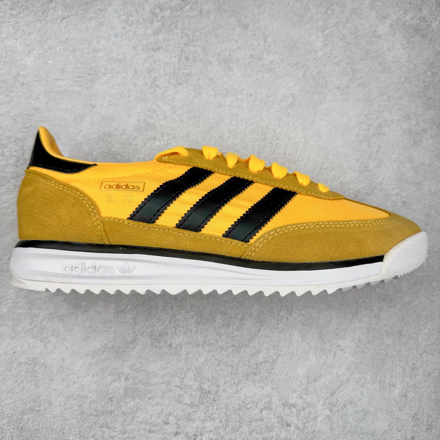 图片[4]-＃HP纯原 AD Wmns SL72 OG 系列德训足球风百搭低帮休闲运动板鞋 采用高弹EVA+MODEL+RB三层组合底 区别市面RB一体大底 三层组合鞋底重量与原鞋一致 Originals 将有「T 头鞋」造型的诞生于 1972 年的 SL72 鞋款复刻带回 各位买鞋又有新选择了 1972 年 SL72 问世后 引领了后来阿迪达斯的跑鞋发展方向 其中「SL」代表了 Super Light 彰显了产品轻便的特性 1972 年 SL72 问世后 引领了后来阿迪达斯的跑鞋发展方向 其中「SL」代表了 Super Light 彰显了产品轻便的特性 这次 Originals 延续其轻质经典的基因 带来男女两款 SL72 男生款带来 SL72 RS 鞋型 RS 意为 Reshaped（重塑）鞋款在保留了经典的外观基础上 在尼龙材质里增加了填充物 使鞋型更加挺立和饱满 鞋头则更加圆润 鞋底的 EVA 材质则增加了鞋款的高度 女生款则带来 SL72 OG W 鞋型 OG 顾名思义则是致敬经典款式 相较于 RS（Reshaped）鞋款 鞋身更加纤细 其整体鞋身轮廓、线条、细节、材质上尊崇 70 年代 SL72 的设计 还原经典味道 尺码：36 36⅔ 37⅓ 38 38⅔ 39⅓ 40 40⅔ 41⅓ 42 42⅔ 43⅓ 44 44⅔ 45-选品中心