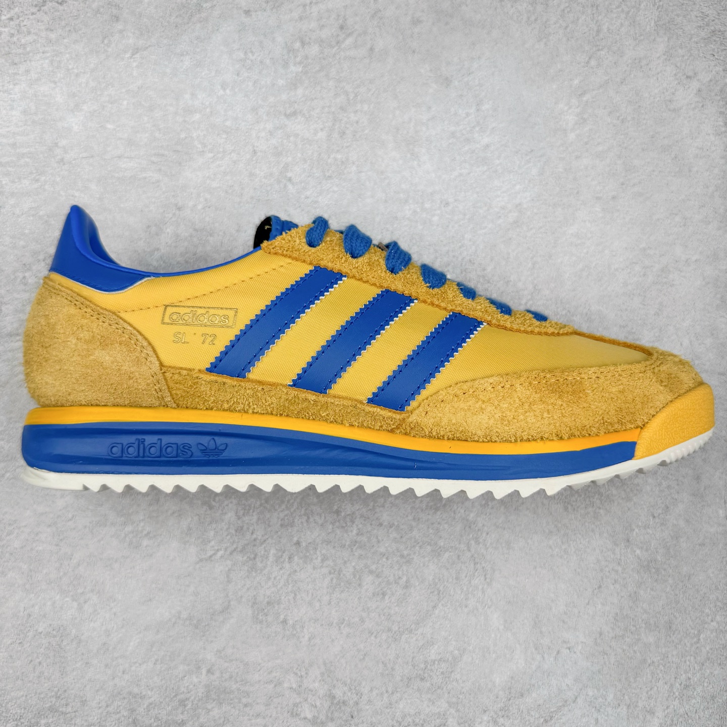 图片[8]-＃HP纯原 AD Wmns SL72 OG 系列德训足球风百搭低帮休闲运动板鞋 采用高弹EVA+MODEL+RB三层组合底 区别市面RB一体大底 三层组合鞋底重量与原鞋一致 Originals 将有「T 头鞋」造型的诞生于 1972 年的 SL72 鞋款复刻带回 各位买鞋又有新选择了 1972 年 SL72 问世后 引领了后来阿迪达斯的跑鞋发展方向 其中「SL」代表了 Super Light 彰显了产品轻便的特性 1972 年 SL72 问世后 引领了后来阿迪达斯的跑鞋发展方向 其中「SL」代表了 Super Light 彰显了产品轻便的特性 这次 Originals 延续其轻质经典的基因 带来男女两款 SL72 男生款带来 SL72 RS 鞋型 RS 意为 Reshaped（重塑）鞋款在保留了经典的外观基础上 在尼龙材质里增加了填充物 使鞋型更加挺立和饱满 鞋头则更加圆润 鞋底的 EVA 材质则增加了鞋款的高度 女生款则带来 SL72 OG W 鞋型 OG 顾名思义则是致敬经典款式 相较于 RS（Reshaped）鞋款 鞋身更加纤细 其整体鞋身轮廓、线条、细节、材质上尊崇 70 年代 SL72 的设计 还原经典味道 尺码：36 36⅔ 37⅓ 38 38⅔ 39⅓ 40 40⅔ 41⅓ 42 42⅔ 43⅓ 44 44⅔ 45-选品中心