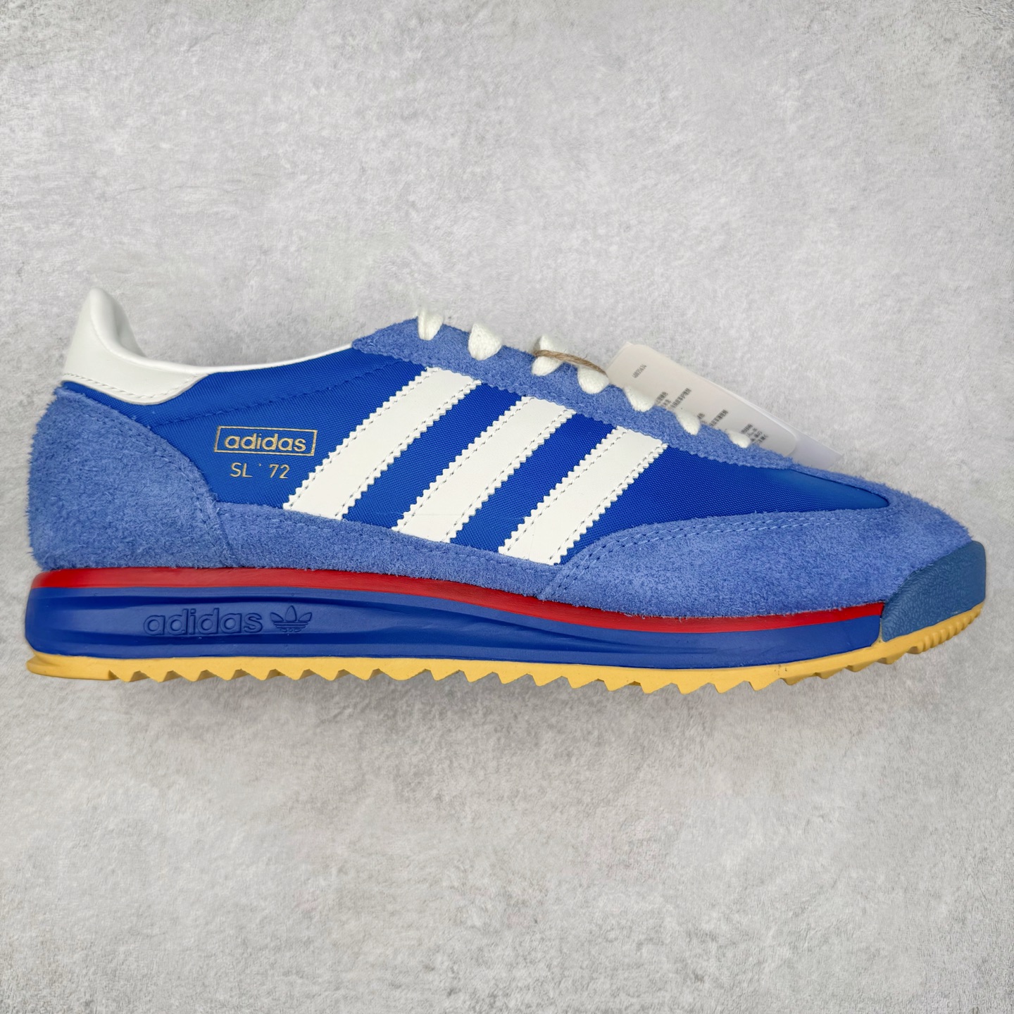 ＃HP纯原 AD Wmns SL72 OG 系列德训足球风百搭低帮休闲运动板鞋 采用高弹EVA+MODEL+RB三层组合底 区别市面RB一体大底 三层组合鞋底重量与原鞋一致 Originals 将有「T 头鞋」造型的诞生于 1972 年的 SL72 鞋款复刻带回 各位买鞋又有新选择了 1972 年 SL72 问世后 引领了后来阿迪达斯的跑鞋发展方向 其中「SL」代表了 Super Light 彰显了产品轻便的特性 1972 年 SL72 问世后 引领了后来阿迪达斯的跑鞋发展方向 其中「SL」代表了 Super Light 彰显了产品轻便的特性 这次 Originals 延续其轻质经典的基因 带来男女两款 SL72 男生款带来 SL72 RS 鞋型 RS 意为 Reshaped（重塑）鞋款在保留了经典的外观基础上 在尼龙材质里增加了填充物 使鞋型更加挺立和饱满 鞋头则更加圆润 鞋底的 EVA 材质则增加了鞋款的高度 女生款则带来 SL72 OG W 鞋型 OG 顾名思义则是致敬经典款式 相较于 RS（Reshaped）鞋款 鞋身更加纤细 其整体鞋身轮廓、线条、细节、材质上尊崇 70 年代 SL72 的设计 还原经典味道 尺码：36 36⅔ 37⅓ 38 38⅔ 39⅓ 40 40⅔ 41⅓ 42 42⅔ 43⅓ 44 44⅔ 45-选品中心