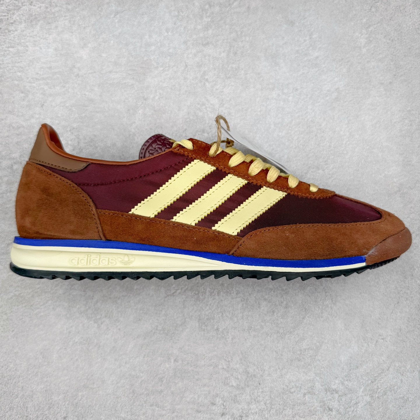 图片[8]-＃HP纯原 AD Wmns SL72 OG 系列德训足球风百搭低帮休闲运动板鞋 采用高弹EVA+MODEL+RB三层组合底 区别市面RB一体大底 三层组合鞋底重量与原鞋一致 Originals 将有「T 头鞋」造型的诞生于 1972 年的 SL72 鞋款复刻带回 各位买鞋又有新选择了 1972 年 SL72 问世后 引领了后来阿迪达斯的跑鞋发展方向 其中「SL」代表了 Super Light 彰显了产品轻便的特性 1972 年 SL72 问世后 引领了后来阿迪达斯的跑鞋发展方向 其中「SL」代表了 Super Light 彰显了产品轻便的特性 这次 Originals 延续其轻质经典的基因 带来男女两款 SL72 男生款带来 SL72 RS 鞋型 RS 意为 Reshaped（重塑）鞋款在保留了经典的外观基础上 在尼龙材质里增加了填充物 使鞋型更加挺立和饱满 鞋头则更加圆润 鞋底的 EVA 材质则增加了鞋款的高度 女生款则带来 SL72 OG W 鞋型 OG 顾名思义则是致敬经典款式 相较于 RS（Reshaped）鞋款 鞋身更加纤细 其整体鞋身轮廓、线条、细节、材质上尊崇 70 年代 SL72 的设计 还原经典味道 尺码：36 36⅔ 37⅓ 38 38⅔ 39⅓ 40 40⅔ 41⅓ 42 42⅔ 43⅓ 44 44⅔ 45-选品中心