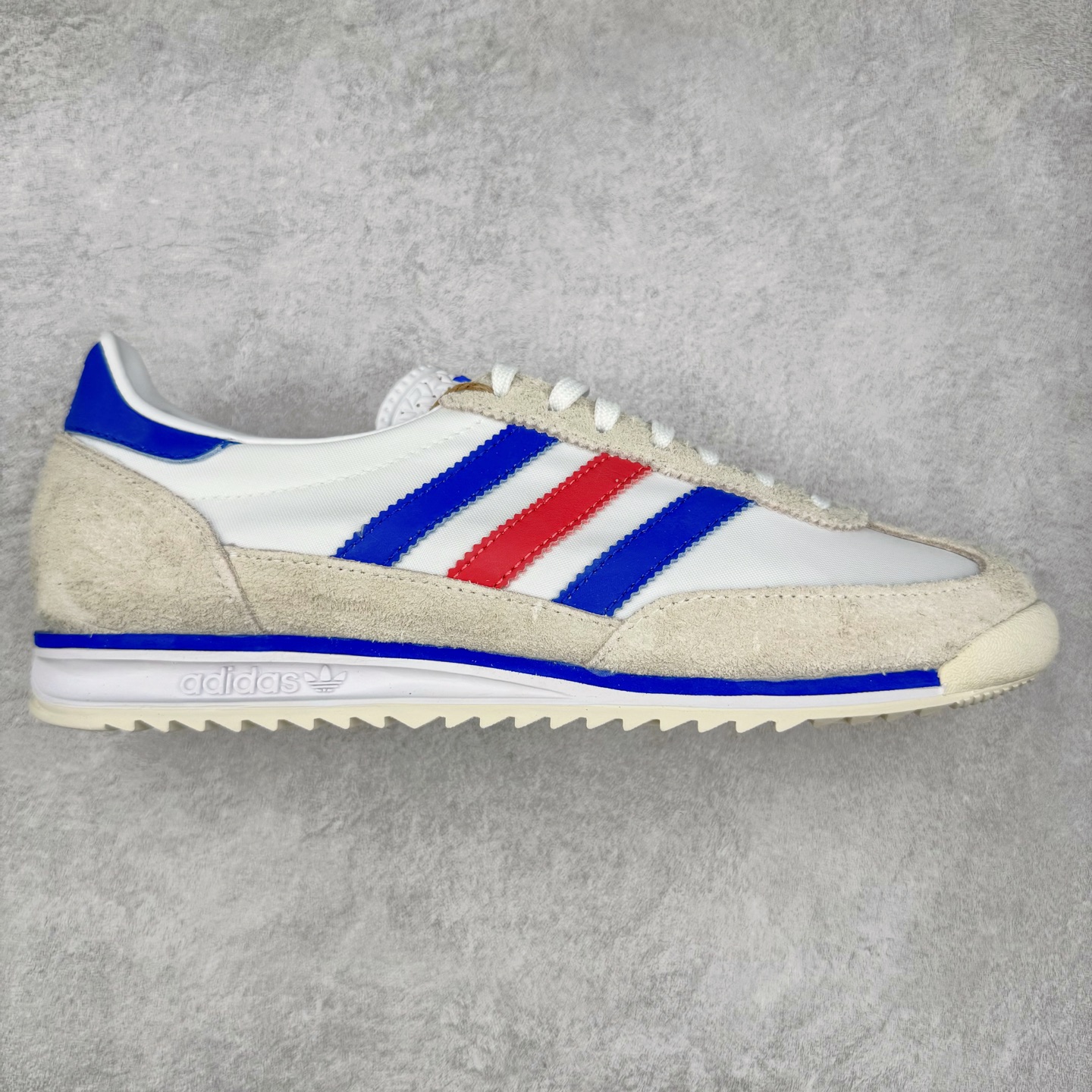 图片[3]-＃HP纯原 AD Wmns SL72 OG 系列德训足球风百搭低帮休闲运动板鞋 采用高弹EVA+MODEL+RB三层组合底 区别市面RB一体大底 三层组合鞋底重量与原鞋一致 Originals 将有「T 头鞋」造型的诞生于 1972 年的 SL72 鞋款复刻带回 各位买鞋又有新选择了 1972 年 SL72 问世后 引领了后来阿迪达斯的跑鞋发展方向 其中「SL」代表了 Super Light 彰显了产品轻便的特性 1972 年 SL72 问世后 引领了后来阿迪达斯的跑鞋发展方向 其中「SL」代表了 Super Light 彰显了产品轻便的特性 这次 Originals 延续其轻质经典的基因 带来男女两款 SL72 男生款带来 SL72 RS 鞋型 RS 意为 Reshaped（重塑）鞋款在保留了经典的外观基础上 在尼龙材质里增加了填充物 使鞋型更加挺立和饱满 鞋头则更加圆润 鞋底的 EVA 材质则增加了鞋款的高度 女生款则带来 SL72 OG W 鞋型 OG 顾名思义则是致敬经典款式 相较于 RS（Reshaped）鞋款 鞋身更加纤细 其整体鞋身轮廓、线条、细节、材质上尊崇 70 年代 SL72 的设计 还原经典味道 尺码：36 36⅔ 37⅓ 38 38⅔ 39⅓ 40 40⅔ 41⅓ 42 42⅔ 43⅓ 44 44⅔ 45-选品中心