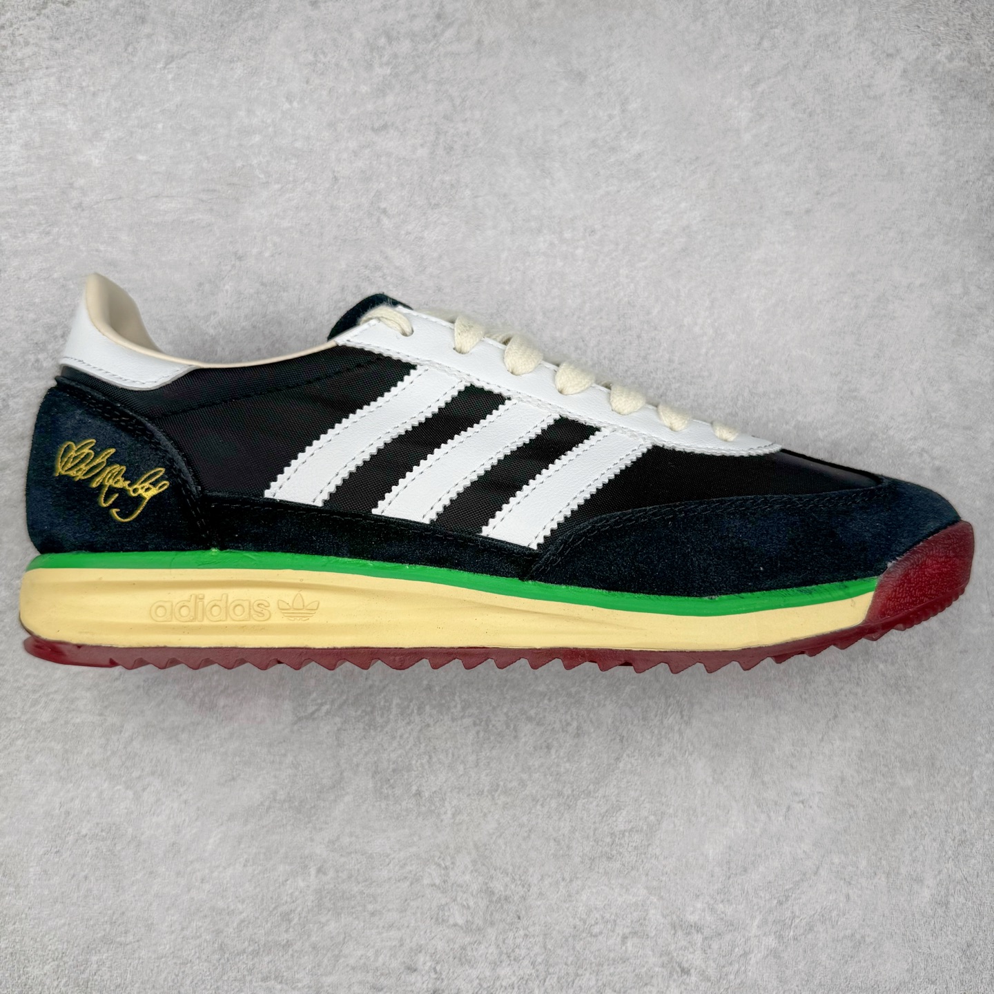 ＃HP纯原 AD Wmns SL72 OG 系列德训足球风百搭低帮休闲运动板鞋 采用高弹EVA+MODEL+RB三层组合底 区别市面RB一体大底 三层组合鞋底重量与原鞋一致 Originals 将有「T 头鞋」造型的诞生于 1972 年的 SL72 鞋款复刻带回 各位买鞋又有新选择了 1972 年 SL72 问世后 引领了后来阿迪达斯的跑鞋发展方向 其中「SL」代表了 Super Light 彰显了产品轻便的特性 1972 年 SL72 问世后 引领了后来阿迪达斯的跑鞋发展方向 其中「SL」代表了 Super Light 彰显了产品轻便的特性 这次 Originals 延续其轻质经典的基因 带来男女两款 SL72 男生款带来 SL72 RS 鞋型 RS 意为 Reshaped（重塑）鞋款在保留了经典的外观基础上 在尼龙材质里增加了填充物 使鞋型更加挺立和饱满 鞋头则更加圆润 鞋底的 EVA 材质则增加了鞋款的高度 女生款则带来 SL72 OG W 鞋型 OG 顾名思义则是致敬经典款式 相较于 RS（Reshaped）鞋款 鞋身更加纤细 其整体鞋身轮廓、线条、细节、材质上尊崇 70 年代 SL72 的设计 还原经典味道 尺码：36 36⅔ 37⅓ 38 38⅔ 39⅓ 40 40⅔ 41⅓ 42 42⅔ 43⅓ 44 44⅔ 45-选品中心