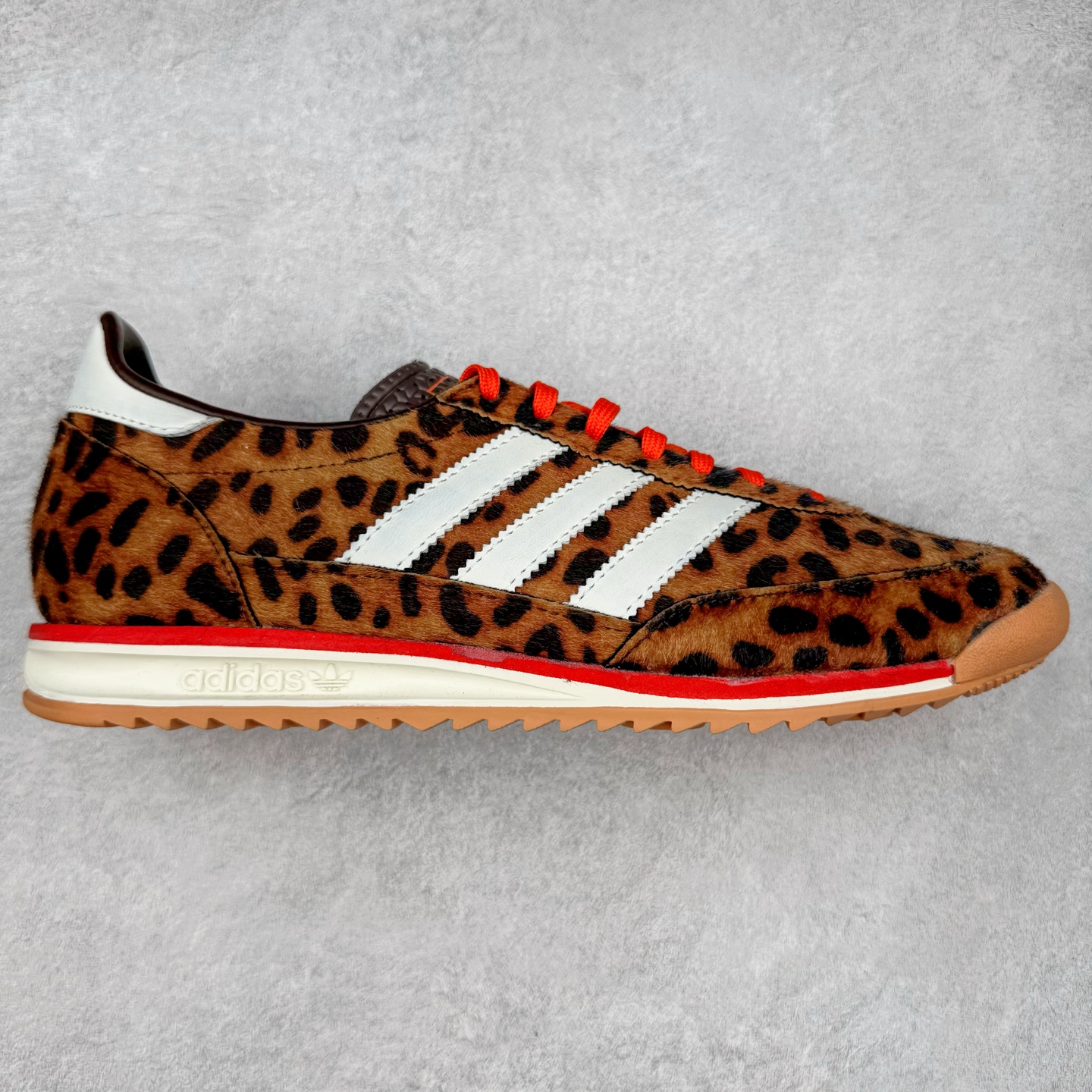 图片[4]-＃HP纯原 AD Wmns SL72 OG 系列德训足球风百搭低帮休闲运动板鞋 采用高弹EVA+MODEL+RB三层组合底 区别市面RB一体大底 三层组合鞋底重量与原鞋一致 Originals 将有「T 头鞋」造型的诞生于 1972 年的 SL72 鞋款复刻带回 各位买鞋又有新选择了 1972 年 SL72 问世后 引领了后来阿迪达斯的跑鞋发展方向 其中「SL」代表了 Super Light 彰显了产品轻便的特性 1972 年 SL72 问世后 引领了后来阿迪达斯的跑鞋发展方向 其中「SL」代表了 Super Light 彰显了产品轻便的特性 这次 Originals 延续其轻质经典的基因 带来男女两款 SL72 男生款带来 SL72 RS 鞋型 RS 意为 Reshaped（重塑）鞋款在保留了经典的外观基础上 在尼龙材质里增加了填充物 使鞋型更加挺立和饱满 鞋头则更加圆润 鞋底的 EVA 材质则增加了鞋款的高度 女生款则带来 SL72 OG W 鞋型 OG 顾名思义则是致敬经典款式 相较于 RS（Reshaped）鞋款 鞋身更加纤细 其整体鞋身轮廓、线条、细节、材质上尊崇 70 年代 SL72 的设计 还原经典味道 尺码：36 36⅔ 37⅓ 38 38⅔ 39⅓ 40 40⅔ 41⅓ 42 42⅔ 43⅓ 44 44⅔ 45-选品中心