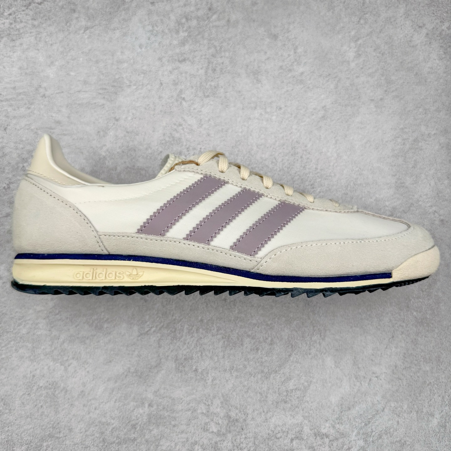 图片[2]-＃HP纯原 AD Wmns SL72 OG 系列德训足球风百搭低帮休闲运动板鞋 采用高弹EVA+MODEL+RB三层组合底 区别市面RB一体大底 三层组合鞋底重量与原鞋一致 Originals 将有「T 头鞋」造型的诞生于 1972 年的 SL72 鞋款复刻带回 各位买鞋又有新选择了 1972 年 SL72 问世后 引领了后来阿迪达斯的跑鞋发展方向 其中「SL」代表了 Super Light 彰显了产品轻便的特性 1972 年 SL72 问世后 引领了后来阿迪达斯的跑鞋发展方向 其中「SL」代表了 Super Light 彰显了产品轻便的特性 这次 Originals 延续其轻质经典的基因 带来男女两款 SL72 男生款带来 SL72 RS 鞋型 RS 意为 Reshaped（重塑）鞋款在保留了经典的外观基础上 在尼龙材质里增加了填充物 使鞋型更加挺立和饱满 鞋头则更加圆润 鞋底的 EVA 材质则增加了鞋款的高度 女生款则带来 SL72 OG W 鞋型 OG 顾名思义则是致敬经典款式 相较于 RS（Reshaped）鞋款 鞋身更加纤细 其整体鞋身轮廓、线条、细节、材质上尊崇 70 年代 SL72 的设计 还原经典味道 尺码：36 36⅔ 37⅓ 38 38⅔ 39⅓ 40 40⅔ 41⅓ 42 42⅔ 43⅓ 44 44⅔ 45-选品中心