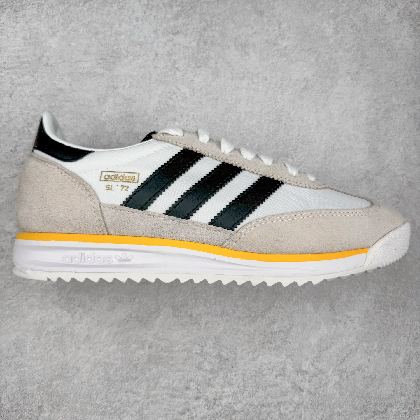 图片[9]-＃HP纯原 AD Wmns SL72 OG 系列德训足球风百搭低帮休闲运动板鞋 采用高弹EVA+MODEL+RB三层组合底 区别市面RB一体大底 三层组合鞋底重量与原鞋一致 Originals 将有「T 头鞋」造型的诞生于 1972 年的 SL72 鞋款复刻带回 各位买鞋又有新选择了 1972 年 SL72 问世后 引领了后来阿迪达斯的跑鞋发展方向 其中「SL」代表了 Super Light 彰显了产品轻便的特性 1972 年 SL72 问世后 引领了后来阿迪达斯的跑鞋发展方向 其中「SL」代表了 Super Light 彰显了产品轻便的特性 这次 Originals 延续其轻质经典的基因 带来男女两款 SL72 男生款带来 SL72 RS 鞋型 RS 意为 Reshaped（重塑）鞋款在保留了经典的外观基础上 在尼龙材质里增加了填充物 使鞋型更加挺立和饱满 鞋头则更加圆润 鞋底的 EVA 材质则增加了鞋款的高度 女生款则带来 SL72 OG W 鞋型 OG 顾名思义则是致敬经典款式 相较于 RS（Reshaped）鞋款 鞋身更加纤细 其整体鞋身轮廓、线条、细节、材质上尊崇 70 年代 SL72 的设计 还原经典味道 尺码：36 36⅔ 37⅓ 38 38⅔ 39⅓ 40 40⅔ 41⅓ 42 42⅔ 43⅓ 44 44⅔ 45-选品中心