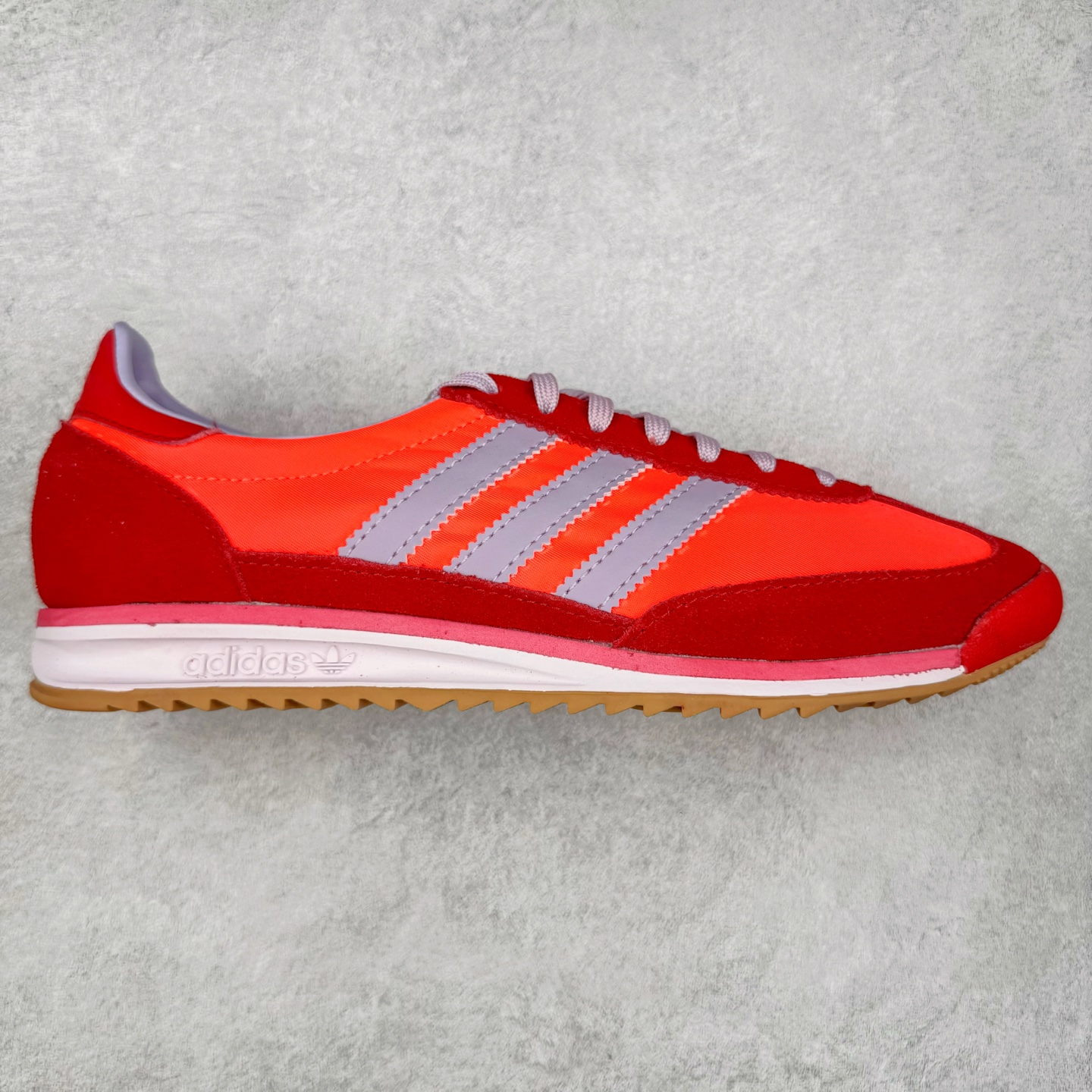 图片[6]-＃HP纯原 AD Wmns SL72 OG 系列德训足球风百搭低帮休闲运动板鞋 采用高弹EVA+MODEL+RB三层组合底 区别市面RB一体大底 三层组合鞋底重量与原鞋一致 Originals 将有「T 头鞋」造型的诞生于 1972 年的 SL72 鞋款复刻带回 各位买鞋又有新选择了 1972 年 SL72 问世后 引领了后来阿迪达斯的跑鞋发展方向 其中「SL」代表了 Super Light 彰显了产品轻便的特性 1972 年 SL72 问世后 引领了后来阿迪达斯的跑鞋发展方向 其中「SL」代表了 Super Light 彰显了产品轻便的特性 这次 Originals 延续其轻质经典的基因 带来男女两款 SL72 男生款带来 SL72 RS 鞋型 RS 意为 Reshaped（重塑）鞋款在保留了经典的外观基础上 在尼龙材质里增加了填充物 使鞋型更加挺立和饱满 鞋头则更加圆润 鞋底的 EVA 材质则增加了鞋款的高度 女生款则带来 SL72 OG W 鞋型 OG 顾名思义则是致敬经典款式 相较于 RS（Reshaped）鞋款 鞋身更加纤细 其整体鞋身轮廓、线条、细节、材质上尊崇 70 年代 SL72 的设计 还原经典味道 尺码：36 36⅔ 37⅓ 38 38⅔ 39⅓ 40 40⅔ 41⅓ 42 42⅔ 43⅓ 44 44⅔ 45-选品中心