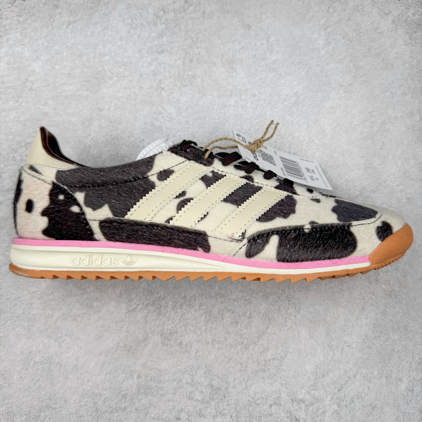 图片[5]-＃HP纯原 AD Wmns SL72 OG 系列德训足球风百搭低帮休闲运动板鞋 采用高弹EVA+MODEL+RB三层组合底 区别市面RB一体大底 三层组合鞋底重量与原鞋一致 Originals 将有「T 头鞋」造型的诞生于 1972 年的 SL72 鞋款复刻带回 各位买鞋又有新选择了 1972 年 SL72 问世后 引领了后来阿迪达斯的跑鞋发展方向 其中「SL」代表了 Super Light 彰显了产品轻便的特性 1972 年 SL72 问世后 引领了后来阿迪达斯的跑鞋发展方向 其中「SL」代表了 Super Light 彰显了产品轻便的特性 这次 Originals 延续其轻质经典的基因 带来男女两款 SL72 男生款带来 SL72 RS 鞋型 RS 意为 Reshaped（重塑）鞋款在保留了经典的外观基础上 在尼龙材质里增加了填充物 使鞋型更加挺立和饱满 鞋头则更加圆润 鞋底的 EVA 材质则增加了鞋款的高度 女生款则带来 SL72 OG W 鞋型 OG 顾名思义则是致敬经典款式 相较于 RS（Reshaped）鞋款 鞋身更加纤细 其整体鞋身轮廓、线条、细节、材质上尊崇 70 年代 SL72 的设计 还原经典味道 尺码：36 36⅔ 37⅓ 38 38⅔ 39⅓ 40 40⅔ 41⅓ 42 42⅔ 43⅓ 44 44⅔ 45-选品中心