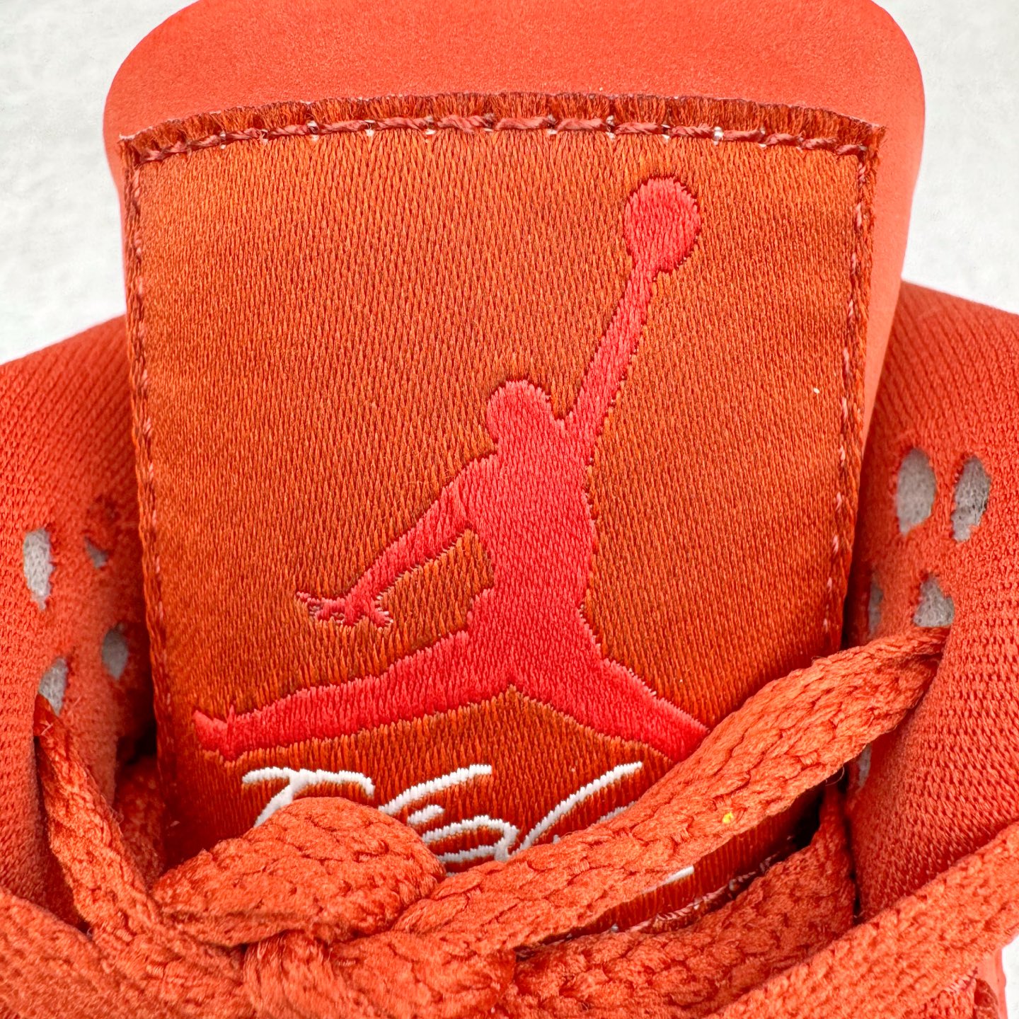 图片[12]-＃PB版 Nigel Sylvester x Air Jordan AJ4 “Brick by Brick” 联名红砖 货号：HF4340-800 耗时半年巨作 40余配色陆续出货 全套原纸板楦头开发 调试30余版 确保原汁原味完美呈现四代版型 一比一鞋头弧度高度趴度鞋身弧度 此版本只针对中端市场 皮料材质有所更替 其他数据细节工艺流程均保持公司一致 细节品控鞋型随意秒杀市面3XX 4XX 原厂TPU网格鞋带扣 正确内里网布 菱角分明不变形无多余毛边 柔软性质感一致于原鞋 原厂织唛标 原厂飞人电绣工艺 独家绑鞋带手法 印刷中底布 四线拉帮 米色美纹纸贴合固定 进口港宝加持 后跟自然饱满 全鞋荧光划线卡点 追求极致完美 每一双都是工艺品 多重QC质检 超越公司货的品控标准 实实在在的免检产品 尺码：40 40.5 41 42 42.5 43 44 44.5 45 46 47.5 48.5-选品中心