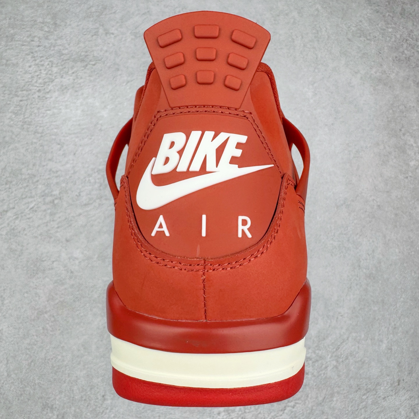 图片[8]-＃PB版 Nigel Sylvester x Air Jordan AJ4 “Brick by Brick” 联名红砖 货号：HF4340-800 耗时半年巨作 40余配色陆续出货 全套原纸板楦头开发 调试30余版 确保原汁原味完美呈现四代版型 一比一鞋头弧度高度趴度鞋身弧度 此版本只针对中端市场 皮料材质有所更替 其他数据细节工艺流程均保持公司一致 细节品控鞋型随意秒杀市面3XX 4XX 原厂TPU网格鞋带扣 正确内里网布 菱角分明不变形无多余毛边 柔软性质感一致于原鞋 原厂织唛标 原厂飞人电绣工艺 独家绑鞋带手法 印刷中底布 四线拉帮 米色美纹纸贴合固定 进口港宝加持 后跟自然饱满 全鞋荧光划线卡点 追求极致完美 每一双都是工艺品 多重QC质检 超越公司货的品控标准 实实在在的免检产品 尺码：40 40.5 41 42 42.5 43 44 44.5 45 46 47.5 48.5-选品中心