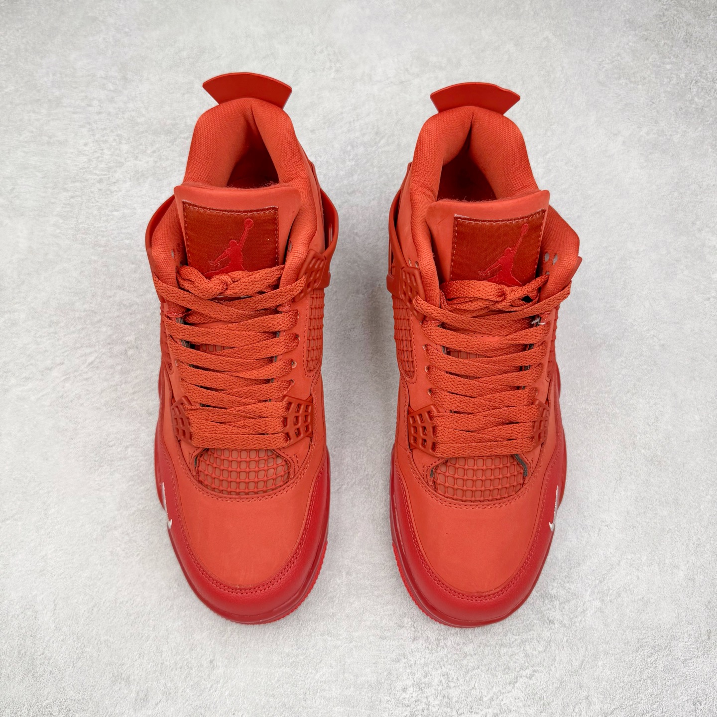 图片[2]-＃PB版 Nigel Sylvester x Air Jordan AJ4 “Brick by Brick” 联名红砖 货号：HF4340-800 耗时半年巨作 40余配色陆续出货 全套原纸板楦头开发 调试30余版 确保原汁原味完美呈现四代版型 一比一鞋头弧度高度趴度鞋身弧度 此版本只针对中端市场 皮料材质有所更替 其他数据细节工艺流程均保持公司一致 细节品控鞋型随意秒杀市面3XX 4XX 原厂TPU网格鞋带扣 正确内里网布 菱角分明不变形无多余毛边 柔软性质感一致于原鞋 原厂织唛标 原厂飞人电绣工艺 独家绑鞋带手法 印刷中底布 四线拉帮 米色美纹纸贴合固定 进口港宝加持 后跟自然饱满 全鞋荧光划线卡点 追求极致完美 每一双都是工艺品 多重QC质检 超越公司货的品控标准 实实在在的免检产品 尺码：40 40.5 41 42 42.5 43 44 44.5 45 46 47.5 48.5-选品中心