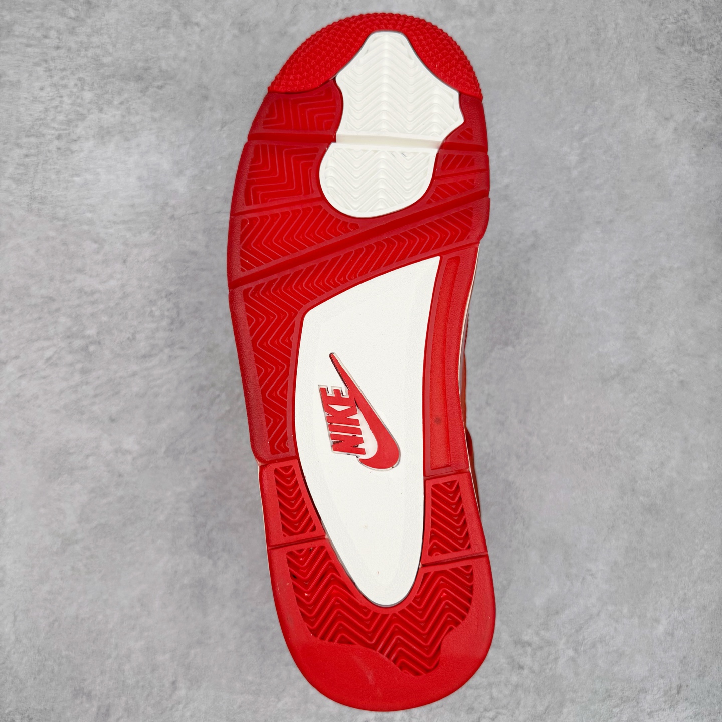 图片[9]-＃PB版 Nigel Sylvester x Air Jordan AJ4 “Brick by Brick” 联名红砖 货号：HF4340-800 耗时半年巨作 40余配色陆续出货 全套原纸板楦头开发 调试30余版 确保原汁原味完美呈现四代版型 一比一鞋头弧度高度趴度鞋身弧度 此版本只针对中端市场 皮料材质有所更替 其他数据细节工艺流程均保持公司一致 细节品控鞋型随意秒杀市面3XX 4XX 原厂TPU网格鞋带扣 正确内里网布 菱角分明不变形无多余毛边 柔软性质感一致于原鞋 原厂织唛标 原厂飞人电绣工艺 独家绑鞋带手法 印刷中底布 四线拉帮 米色美纹纸贴合固定 进口港宝加持 后跟自然饱满 全鞋荧光划线卡点 追求极致完美 每一双都是工艺品 多重QC质检 超越公司货的品控标准 实实在在的免检产品 尺码：40 40.5 41 42 42.5 43 44 44.5 45 46 47.5 48.5-选品中心