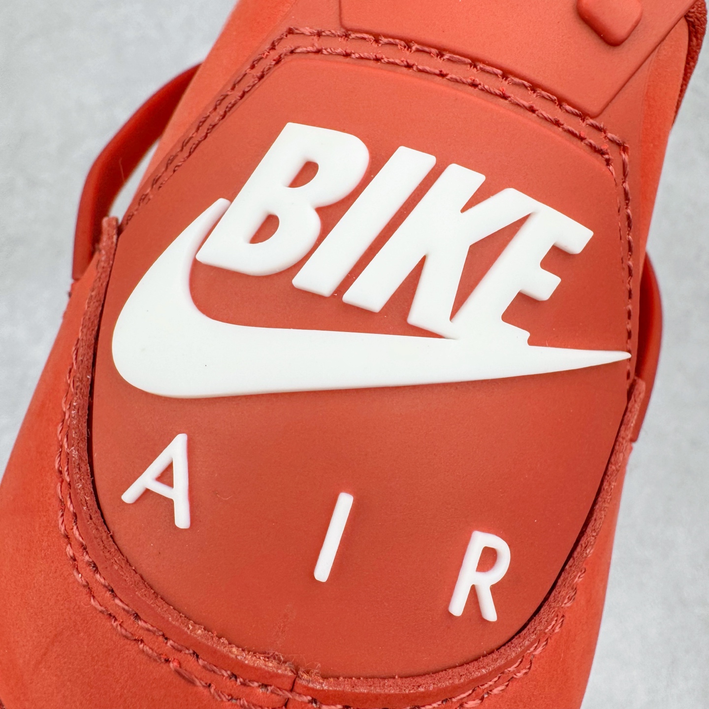 图片[15]-＃PB版 Nigel Sylvester x Air Jordan AJ4 “Brick by Brick” 联名红砖 货号：HF4340-800 耗时半年巨作 40余配色陆续出货 全套原纸板楦头开发 调试30余版 确保原汁原味完美呈现四代版型 一比一鞋头弧度高度趴度鞋身弧度 此版本只针对中端市场 皮料材质有所更替 其他数据细节工艺流程均保持公司一致 细节品控鞋型随意秒杀市面3XX 4XX 原厂TPU网格鞋带扣 正确内里网布 菱角分明不变形无多余毛边 柔软性质感一致于原鞋 原厂织唛标 原厂飞人电绣工艺 独家绑鞋带手法 印刷中底布 四线拉帮 米色美纹纸贴合固定 进口港宝加持 后跟自然饱满 全鞋荧光划线卡点 追求极致完美 每一双都是工艺品 多重QC质检 超越公司货的品控标准 实实在在的免检产品 尺码：40 40.5 41 42 42.5 43 44 44.5 45 46 47.5 48.5-选品中心
