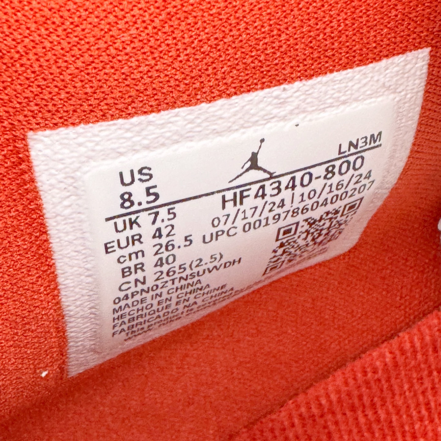 图片[11]-＃PB版 Nigel Sylvester x Air Jordan AJ4 “Brick by Brick” 联名红砖 货号：HF4340-800 耗时半年巨作 40余配色陆续出货 全套原纸板楦头开发 调试30余版 确保原汁原味完美呈现四代版型 一比一鞋头弧度高度趴度鞋身弧度 此版本只针对中端市场 皮料材质有所更替 其他数据细节工艺流程均保持公司一致 细节品控鞋型随意秒杀市面3XX 4XX 原厂TPU网格鞋带扣 正确内里网布 菱角分明不变形无多余毛边 柔软性质感一致于原鞋 原厂织唛标 原厂飞人电绣工艺 独家绑鞋带手法 印刷中底布 四线拉帮 米色美纹纸贴合固定 进口港宝加持 后跟自然饱满 全鞋荧光划线卡点 追求极致完美 每一双都是工艺品 多重QC质检 超越公司货的品控标准 实实在在的免检产品 尺码：40 40.5 41 42 42.5 43 44 44.5 45 46 47.5 48.5-选品中心
