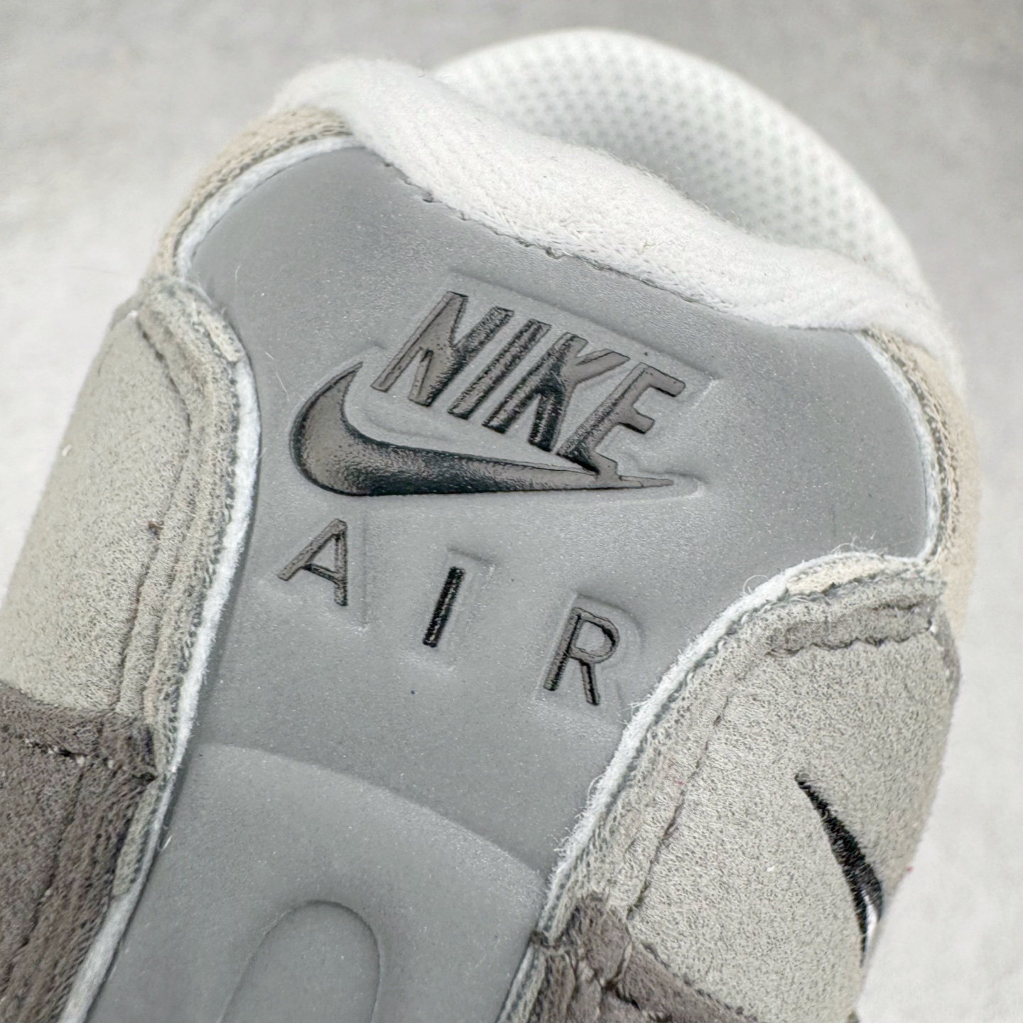 图片[15]-＃GX纯原 NK Air Max 95 复古减震气垫跑鞋 黑灰 AT2865-003 经典重温 外单专供大厂出品 品质稳定 一百余色 终端操作 鞋款设计灵感源于人体构造 中底设计基于人体的脊柱构造 是整体设计的核心 尼龙孔眼代表了肋骨 而分层式面板和网眼象征着肌肉纤维和肉体组织 Air Max 95采用了两个独立的吹塑成型的Air-Sole单元 并首次在前掌使用可视化气垫设计 Swoosh logo夜当作一个 点符号放在了鞋子的后帮位置 20年的发展让 AIR MAX 95有了不同的故事 20年后再度面向世人的时候 焕然一新的面貌 让人有了另外一种清新脱俗的感觉 尺码：40 40.5 41 42 42.5 43 44 44.5 45 45.5 46 47.5 48.5-选品中心