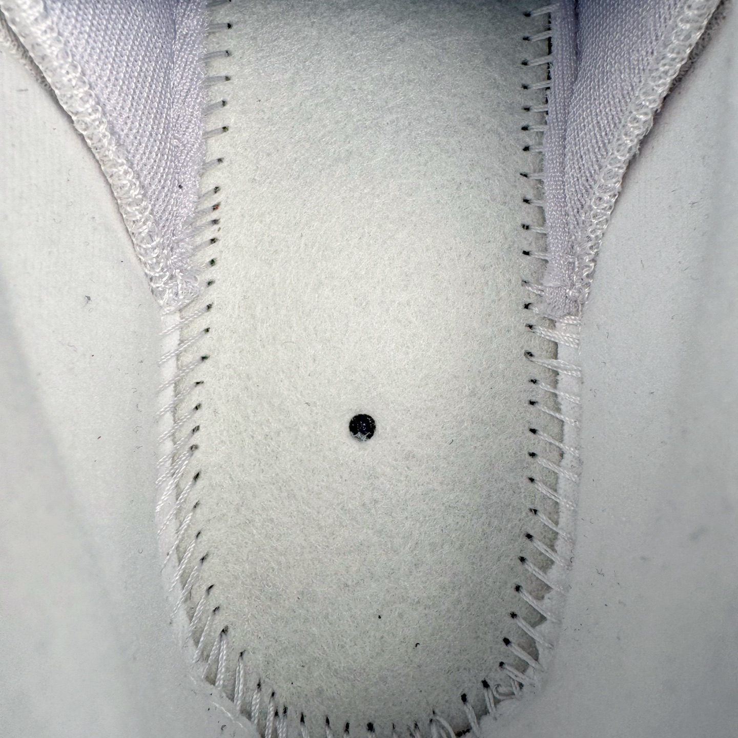 图片[11]-＃GX纯原 NK Air Max 95 复古减震气垫跑鞋 黑灰 AT2865-003 经典重温 外单专供大厂出品 品质稳定 一百余色 终端操作 鞋款设计灵感源于人体构造 中底设计基于人体的脊柱构造 是整体设计的核心 尼龙孔眼代表了肋骨 而分层式面板和网眼象征着肌肉纤维和肉体组织 Air Max 95采用了两个独立的吹塑成型的Air-Sole单元 并首次在前掌使用可视化气垫设计 Swoosh logo夜当作一个 点符号放在了鞋子的后帮位置 20年的发展让 AIR MAX 95有了不同的故事 20年后再度面向世人的时候 焕然一新的面貌 让人有了另外一种清新脱俗的感觉 尺码：40 40.5 41 42 42.5 43 44 44.5 45 45.5 46 47.5 48.5-选品中心