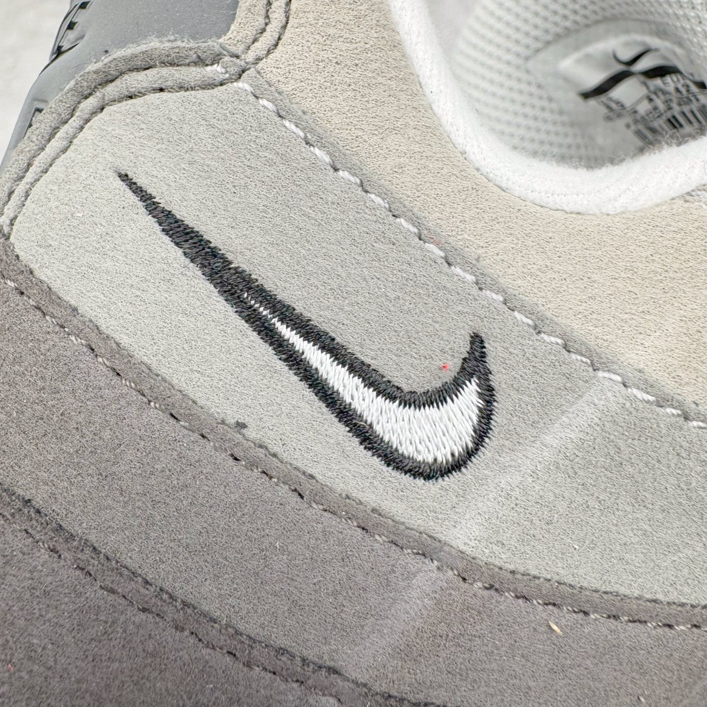 图片[16]-＃GX纯原 NK Air Max 95 复古减震气垫跑鞋 黑灰 AT2865-003 经典重温 外单专供大厂出品 品质稳定 一百余色 终端操作 鞋款设计灵感源于人体构造 中底设计基于人体的脊柱构造 是整体设计的核心 尼龙孔眼代表了肋骨 而分层式面板和网眼象征着肌肉纤维和肉体组织 Air Max 95采用了两个独立的吹塑成型的Air-Sole单元 并首次在前掌使用可视化气垫设计 Swoosh logo夜当作一个 点符号放在了鞋子的后帮位置 20年的发展让 AIR MAX 95有了不同的故事 20年后再度面向世人的时候 焕然一新的面貌 让人有了另外一种清新脱俗的感觉 尺码：40 40.5 41 42 42.5 43 44 44.5 45 45.5 46 47.5 48.5-选品中心