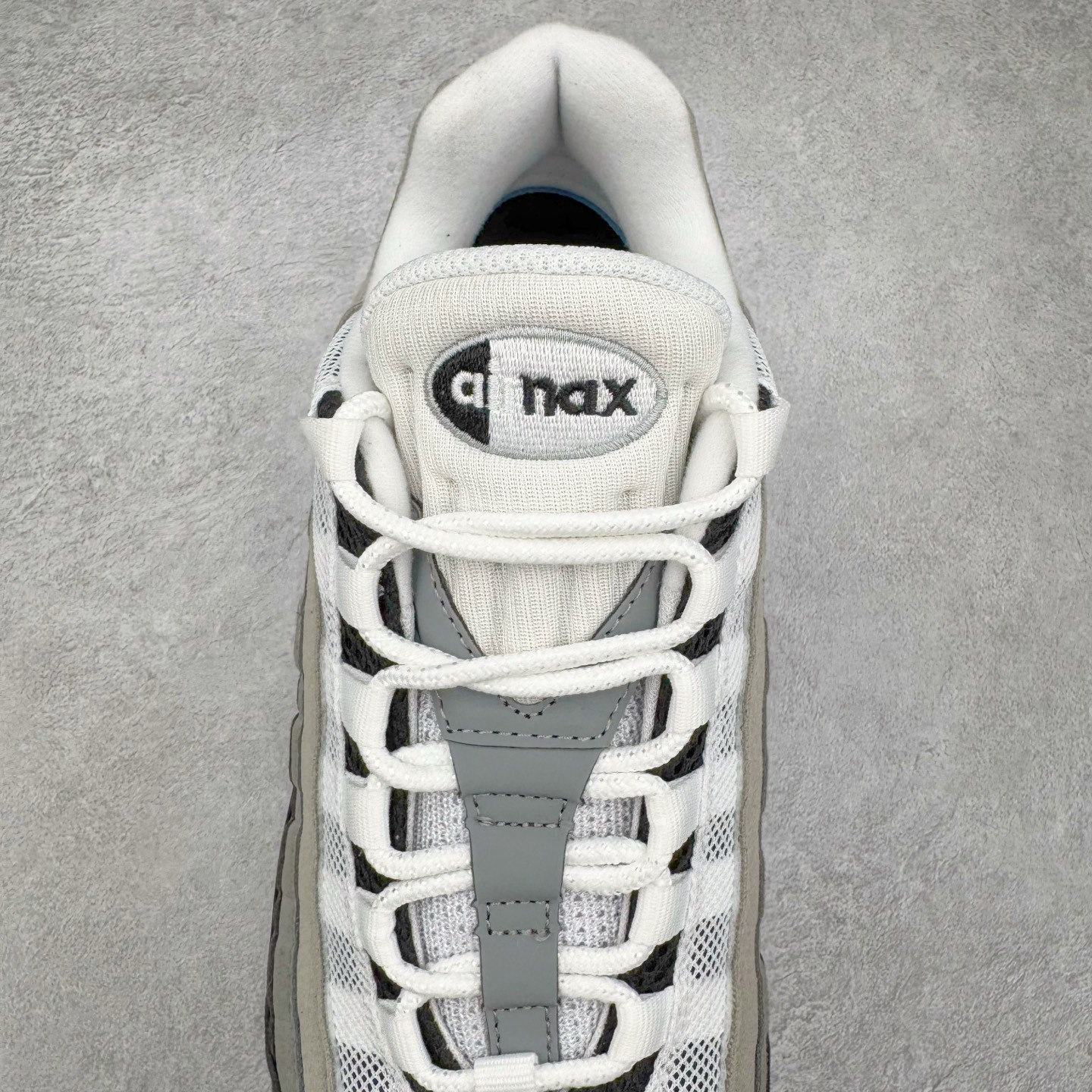 图片[5]-＃GX纯原 NK Air Max 95 复古减震气垫跑鞋 黑灰 AT2865-003 经典重温 外单专供大厂出品 品质稳定 一百余色 终端操作 鞋款设计灵感源于人体构造 中底设计基于人体的脊柱构造 是整体设计的核心 尼龙孔眼代表了肋骨 而分层式面板和网眼象征着肌肉纤维和肉体组织 Air Max 95采用了两个独立的吹塑成型的Air-Sole单元 并首次在前掌使用可视化气垫设计 Swoosh logo夜当作一个 点符号放在了鞋子的后帮位置 20年的发展让 AIR MAX 95有了不同的故事 20年后再度面向世人的时候 焕然一新的面貌 让人有了另外一种清新脱俗的感觉 尺码：40 40.5 41 42 42.5 43 44 44.5 45 45.5 46 47.5 48.5-选品中心