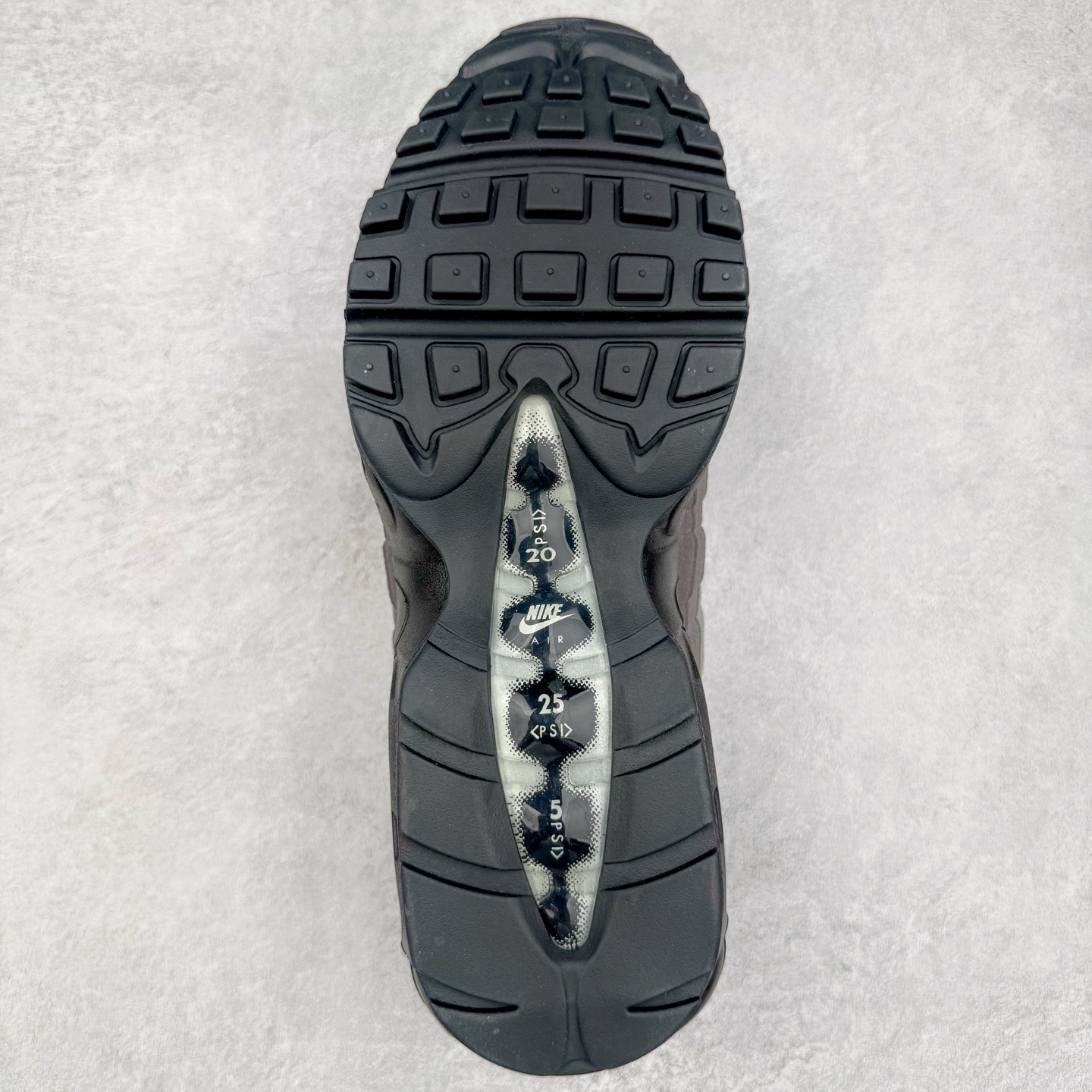 图片[9]-＃GX纯原 NK Air Max 95 复古减震气垫跑鞋 黑灰 AT2865-003 经典重温 外单专供大厂出品 品质稳定 一百余色 终端操作 鞋款设计灵感源于人体构造 中底设计基于人体的脊柱构造 是整体设计的核心 尼龙孔眼代表了肋骨 而分层式面板和网眼象征着肌肉纤维和肉体组织 Air Max 95采用了两个独立的吹塑成型的Air-Sole单元 并首次在前掌使用可视化气垫设计 Swoosh logo夜当作一个 点符号放在了鞋子的后帮位置 20年的发展让 AIR MAX 95有了不同的故事 20年后再度面向世人的时候 焕然一新的面貌 让人有了另外一种清新脱俗的感觉 尺码：40 40.5 41 42 42.5 43 44 44.5 45 45.5 46 47.5 48.5-选品中心