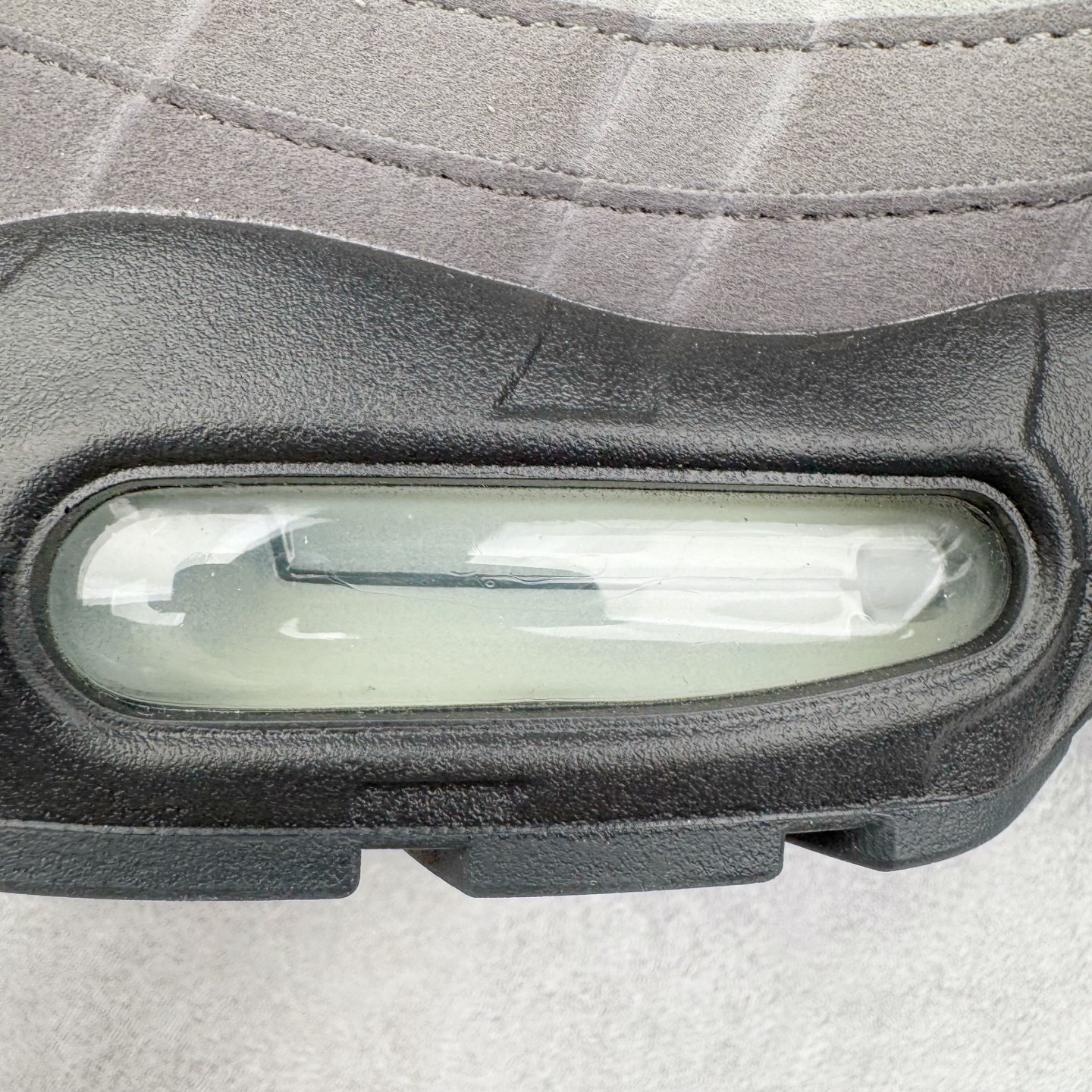 图片[18]-＃GX纯原 NK Air Max 95 复古减震气垫跑鞋 黑灰 AT2865-003 经典重温 外单专供大厂出品 品质稳定 一百余色 终端操作 鞋款设计灵感源于人体构造 中底设计基于人体的脊柱构造 是整体设计的核心 尼龙孔眼代表了肋骨 而分层式面板和网眼象征着肌肉纤维和肉体组织 Air Max 95采用了两个独立的吹塑成型的Air-Sole单元 并首次在前掌使用可视化气垫设计 Swoosh logo夜当作一个 点符号放在了鞋子的后帮位置 20年的发展让 AIR MAX 95有了不同的故事 20年后再度面向世人的时候 焕然一新的面貌 让人有了另外一种清新脱俗的感觉 尺码：40 40.5 41 42 42.5 43 44 44.5 45 45.5 46 47.5 48.5-选品中心