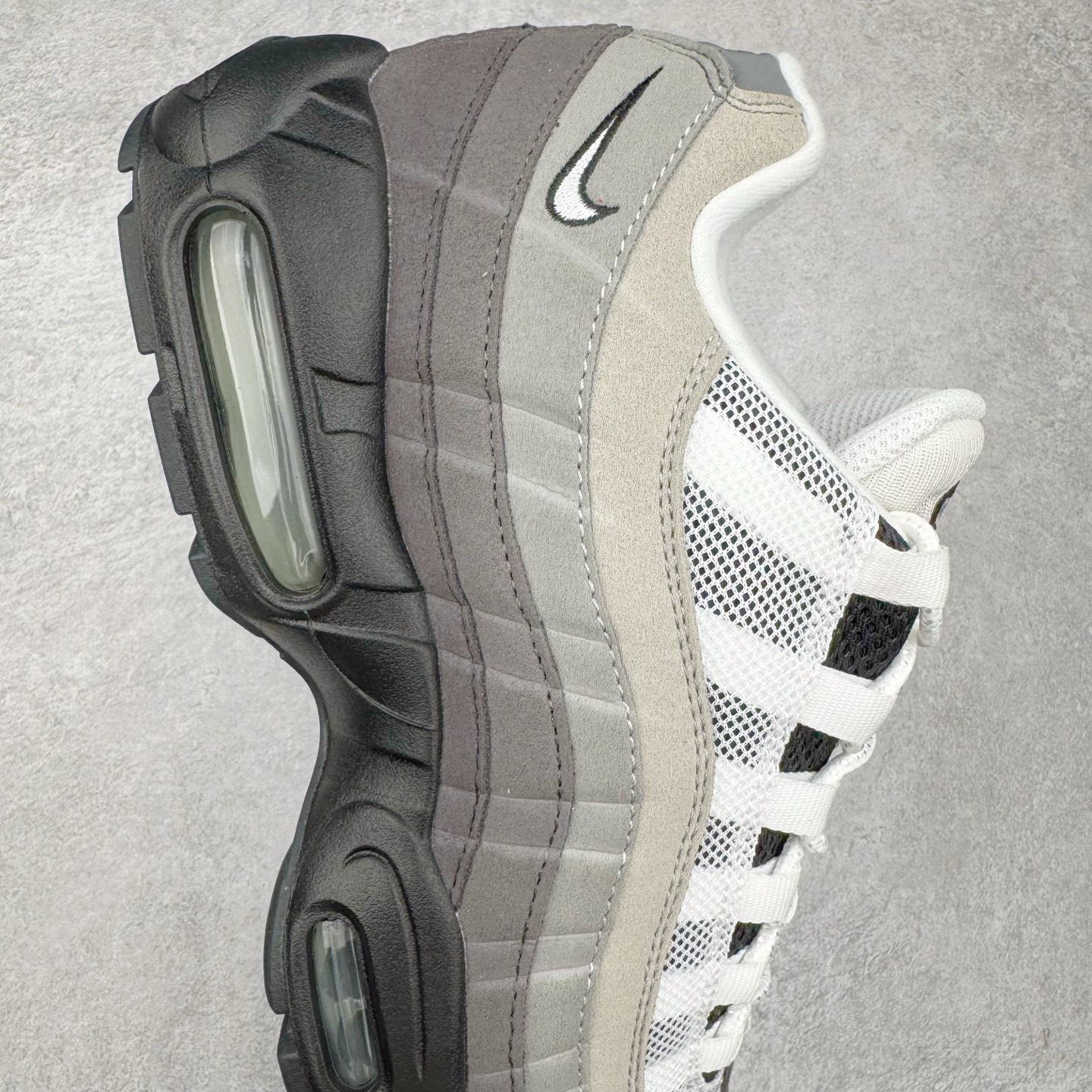 图片[6]-＃GX纯原 NK Air Max 95 复古减震气垫跑鞋 黑灰 AT2865-003 经典重温 外单专供大厂出品 品质稳定 一百余色 终端操作 鞋款设计灵感源于人体构造 中底设计基于人体的脊柱构造 是整体设计的核心 尼龙孔眼代表了肋骨 而分层式面板和网眼象征着肌肉纤维和肉体组织 Air Max 95采用了两个独立的吹塑成型的Air-Sole单元 并首次在前掌使用可视化气垫设计 Swoosh logo夜当作一个 点符号放在了鞋子的后帮位置 20年的发展让 AIR MAX 95有了不同的故事 20年后再度面向世人的时候 焕然一新的面貌 让人有了另外一种清新脱俗的感觉 尺码：40 40.5 41 42 42.5 43 44 44.5 45 45.5 46 47.5 48.5-选品中心
