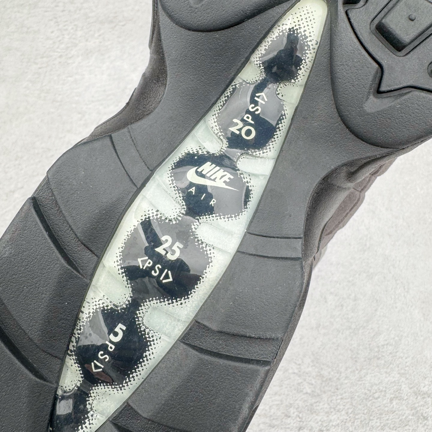 图片[19]-＃GX纯原 NK Air Max 95 复古减震气垫跑鞋 黑灰 AT2865-003 经典重温 外单专供大厂出品 品质稳定 一百余色 终端操作 鞋款设计灵感源于人体构造 中底设计基于人体的脊柱构造 是整体设计的核心 尼龙孔眼代表了肋骨 而分层式面板和网眼象征着肌肉纤维和肉体组织 Air Max 95采用了两个独立的吹塑成型的Air-Sole单元 并首次在前掌使用可视化气垫设计 Swoosh logo夜当作一个 点符号放在了鞋子的后帮位置 20年的发展让 AIR MAX 95有了不同的故事 20年后再度面向世人的时候 焕然一新的面貌 让人有了另外一种清新脱俗的感觉 尺码：40 40.5 41 42 42.5 43 44 44.5 45 45.5 46 47.5 48.5-选品中心