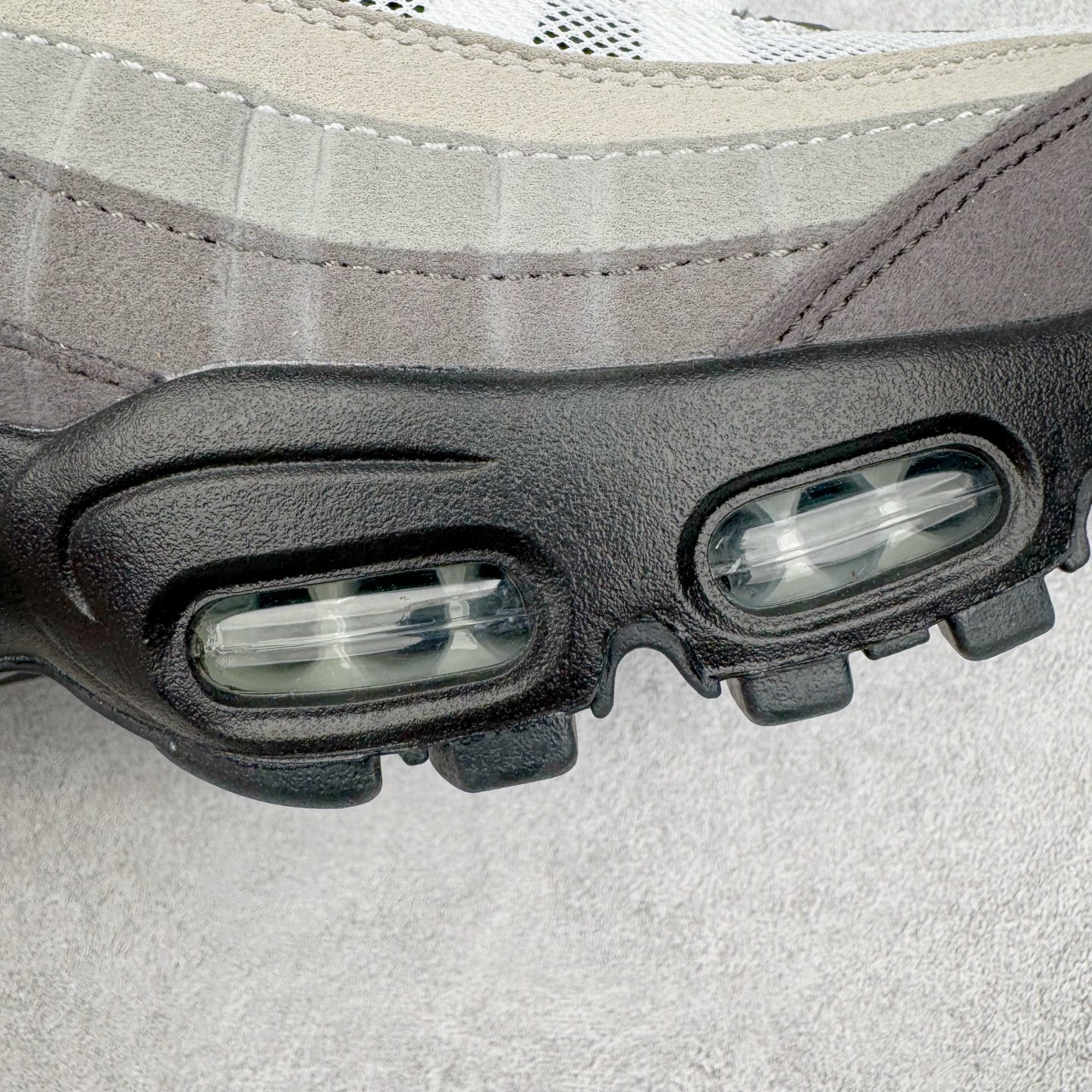 图片[17]-＃GX纯原 NK Air Max 95 复古减震气垫跑鞋 黑灰 AT2865-003 经典重温 外单专供大厂出品 品质稳定 一百余色 终端操作 鞋款设计灵感源于人体构造 中底设计基于人体的脊柱构造 是整体设计的核心 尼龙孔眼代表了肋骨 而分层式面板和网眼象征着肌肉纤维和肉体组织 Air Max 95采用了两个独立的吹塑成型的Air-Sole单元 并首次在前掌使用可视化气垫设计 Swoosh logo夜当作一个 点符号放在了鞋子的后帮位置 20年的发展让 AIR MAX 95有了不同的故事 20年后再度面向世人的时候 焕然一新的面貌 让人有了另外一种清新脱俗的感觉 尺码：40 40.5 41 42 42.5 43 44 44.5 45 45.5 46 47.5 48.5-选品中心