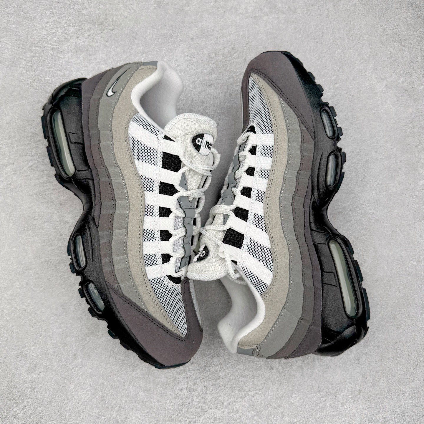 图片[3]-＃GX纯原 NK Air Max 95 复古减震气垫跑鞋 黑灰 AT2865-003 经典重温 外单专供大厂出品 品质稳定 一百余色 终端操作 鞋款设计灵感源于人体构造 中底设计基于人体的脊柱构造 是整体设计的核心 尼龙孔眼代表了肋骨 而分层式面板和网眼象征着肌肉纤维和肉体组织 Air Max 95采用了两个独立的吹塑成型的Air-Sole单元 并首次在前掌使用可视化气垫设计 Swoosh logo夜当作一个 点符号放在了鞋子的后帮位置 20年的发展让 AIR MAX 95有了不同的故事 20年后再度面向世人的时候 焕然一新的面貌 让人有了另外一种清新脱俗的感觉 尺码：40 40.5 41 42 42.5 43 44 44.5 45 45.5 46 47.5 48.5-选品中心