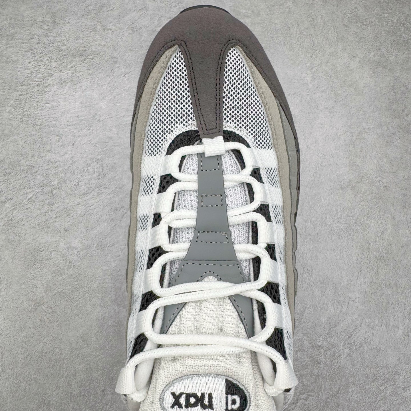 图片[4]-＃GX纯原 NK Air Max 95 复古减震气垫跑鞋 黑灰 AT2865-003 经典重温 外单专供大厂出品 品质稳定 一百余色 终端操作 鞋款设计灵感源于人体构造 中底设计基于人体的脊柱构造 是整体设计的核心 尼龙孔眼代表了肋骨 而分层式面板和网眼象征着肌肉纤维和肉体组织 Air Max 95采用了两个独立的吹塑成型的Air-Sole单元 并首次在前掌使用可视化气垫设计 Swoosh logo夜当作一个 点符号放在了鞋子的后帮位置 20年的发展让 AIR MAX 95有了不同的故事 20年后再度面向世人的时候 焕然一新的面貌 让人有了另外一种清新脱俗的感觉 尺码：40 40.5 41 42 42.5 43 44 44.5 45 45.5 46 47.5 48.5-选品中心