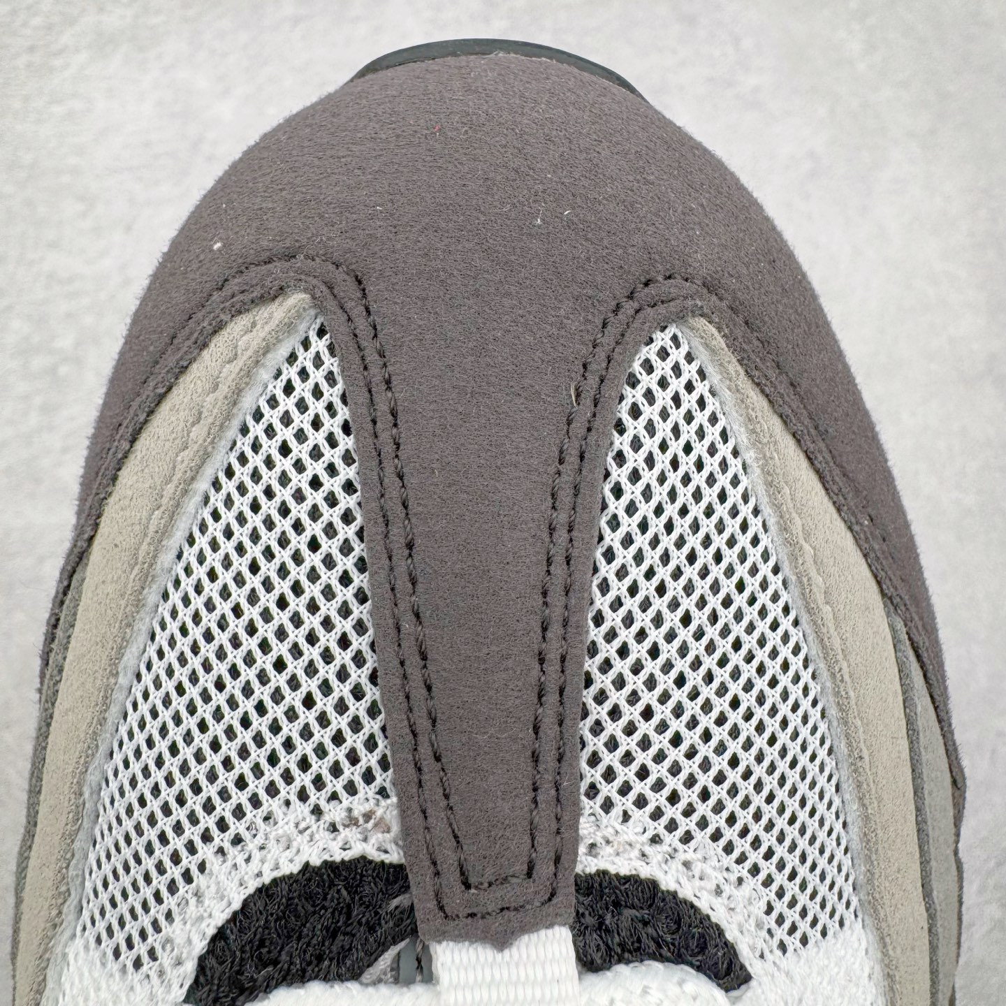 图片[14]-＃GX纯原 NK Air Max 95 复古减震气垫跑鞋 黑灰 AT2865-003 经典重温 外单专供大厂出品 品质稳定 一百余色 终端操作 鞋款设计灵感源于人体构造 中底设计基于人体的脊柱构造 是整体设计的核心 尼龙孔眼代表了肋骨 而分层式面板和网眼象征着肌肉纤维和肉体组织 Air Max 95采用了两个独立的吹塑成型的Air-Sole单元 并首次在前掌使用可视化气垫设计 Swoosh logo夜当作一个 点符号放在了鞋子的后帮位置 20年的发展让 AIR MAX 95有了不同的故事 20年后再度面向世人的时候 焕然一新的面貌 让人有了另外一种清新脱俗的感觉 尺码：40 40.5 41 42 42.5 43 44 44.5 45 45.5 46 47.5 48.5-选品中心