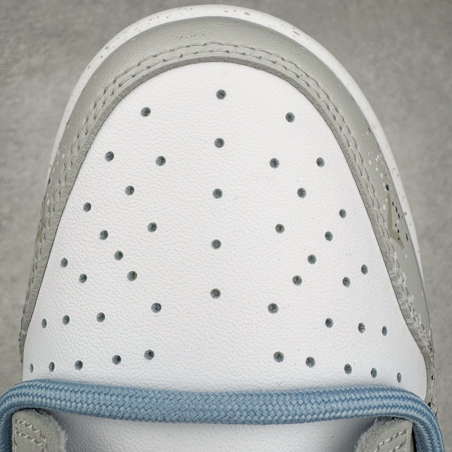 图片[14]-＃YC纯原 NK Dunk Low 水墨晕染 DV0833-103 此款设计灵感来源水墨烟雨，素白鞋身晕染米黄墨韵，星芒尘雾随步履生风。做旧暗纹暗藏诗意，蝶影翩跹落潮履，以现代工艺解构东方写意美学。踏破传统与街头的美学结界，穿行于新国潮的呼吸间。定制系列天花板 无原鞋不开发 全系列得物原鞋一比一校对开发 配色持续更新中 终端对接 优势输出 全套原厂楦头原纸板数据档案倾力打造 原汁原味莞产 极致还原 圈内最强针车工艺 高端零售指定版 广东原厂配套原盒原标 鞋盒分三个尺码段 原厂冲刀 超高清洁度 全鞋零毛边皮料切割 采用原厂百宏鞋带以及原厂百宏织唛舌标 内标可供原厂几率过验 进口原装条纹中底布 四线拉帮白色点胶 原厂拉帮手法遵循公司 原厂电绣 极致还原 尺码：36 36.5 37.5 38 38.5 39 40 40.5 41 42 42.5 43 44 44.5 45 46-选品中心