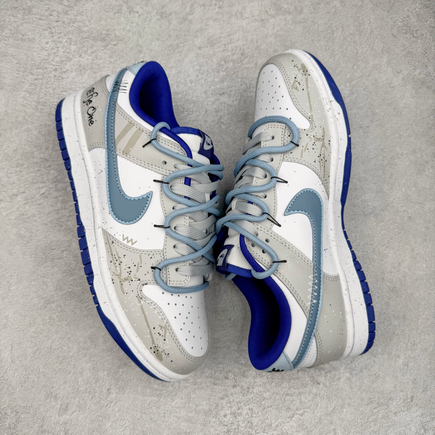 图片[3]-＃YC纯原 NK Dunk Low 水墨晕染 DV0833-103 此款设计灵感来源水墨烟雨，素白鞋身晕染米黄墨韵，星芒尘雾随步履生风。做旧暗纹暗藏诗意，蝶影翩跹落潮履，以现代工艺解构东方写意美学。踏破传统与街头的美学结界，穿行于新国潮的呼吸间。定制系列天花板 无原鞋不开发 全系列得物原鞋一比一校对开发 配色持续更新中 终端对接 优势输出 全套原厂楦头原纸板数据档案倾力打造 原汁原味莞产 极致还原 圈内最强针车工艺 高端零售指定版 广东原厂配套原盒原标 鞋盒分三个尺码段 原厂冲刀 超高清洁度 全鞋零毛边皮料切割 采用原厂百宏鞋带以及原厂百宏织唛舌标 内标可供原厂几率过验 进口原装条纹中底布 四线拉帮白色点胶 原厂拉帮手法遵循公司 原厂电绣 极致还原 尺码：36 36.5 37.5 38 38.5 39 40 40.5 41 42 42.5 43 44 44.5 45 46-选品中心