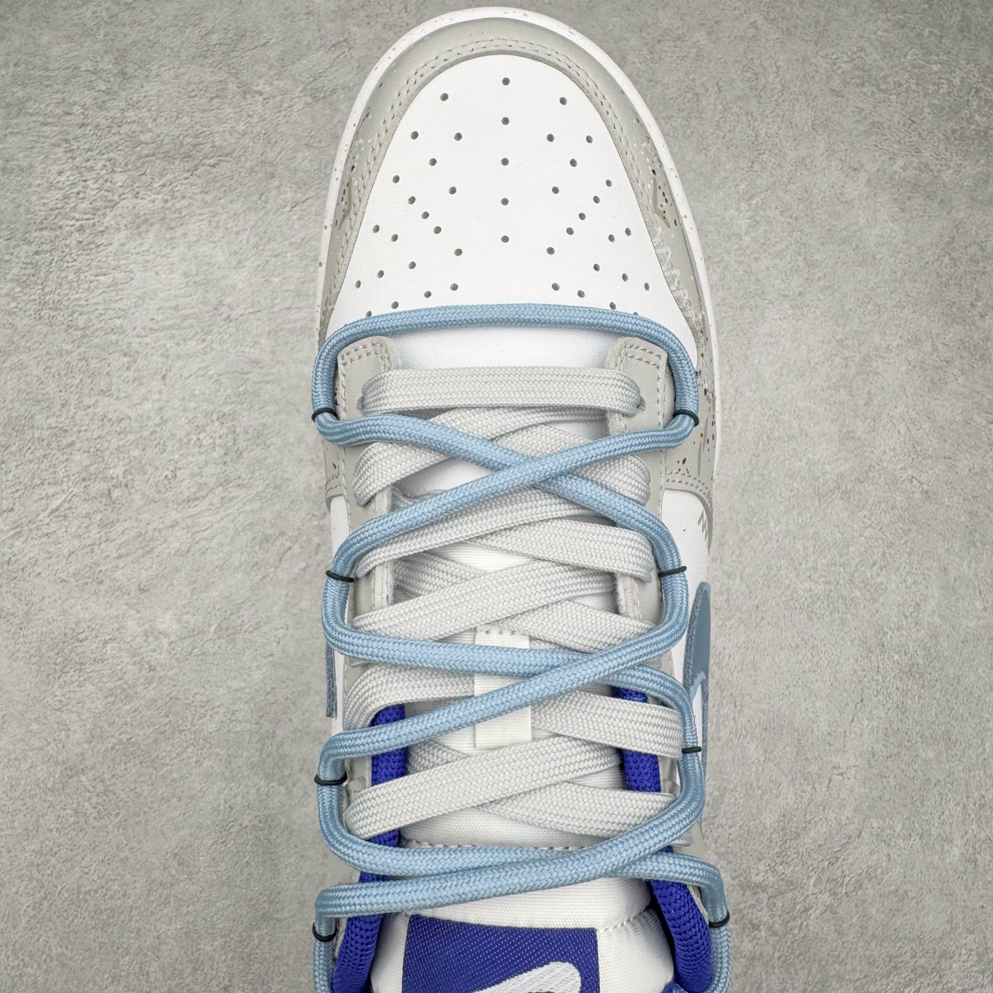 图片[4]-＃YC纯原 NK Dunk Low 水墨晕染 DV0833-103 此款设计灵感来源水墨烟雨，素白鞋身晕染米黄墨韵，星芒尘雾随步履生风。做旧暗纹暗藏诗意，蝶影翩跹落潮履，以现代工艺解构东方写意美学。踏破传统与街头的美学结界，穿行于新国潮的呼吸间。定制系列天花板 无原鞋不开发 全系列得物原鞋一比一校对开发 配色持续更新中 终端对接 优势输出 全套原厂楦头原纸板数据档案倾力打造 原汁原味莞产 极致还原 圈内最强针车工艺 高端零售指定版 广东原厂配套原盒原标 鞋盒分三个尺码段 原厂冲刀 超高清洁度 全鞋零毛边皮料切割 采用原厂百宏鞋带以及原厂百宏织唛舌标 内标可供原厂几率过验 进口原装条纹中底布 四线拉帮白色点胶 原厂拉帮手法遵循公司 原厂电绣 极致还原 尺码：36 36.5 37.5 38 38.5 39 40 40.5 41 42 42.5 43 44 44.5 45 46-选品中心