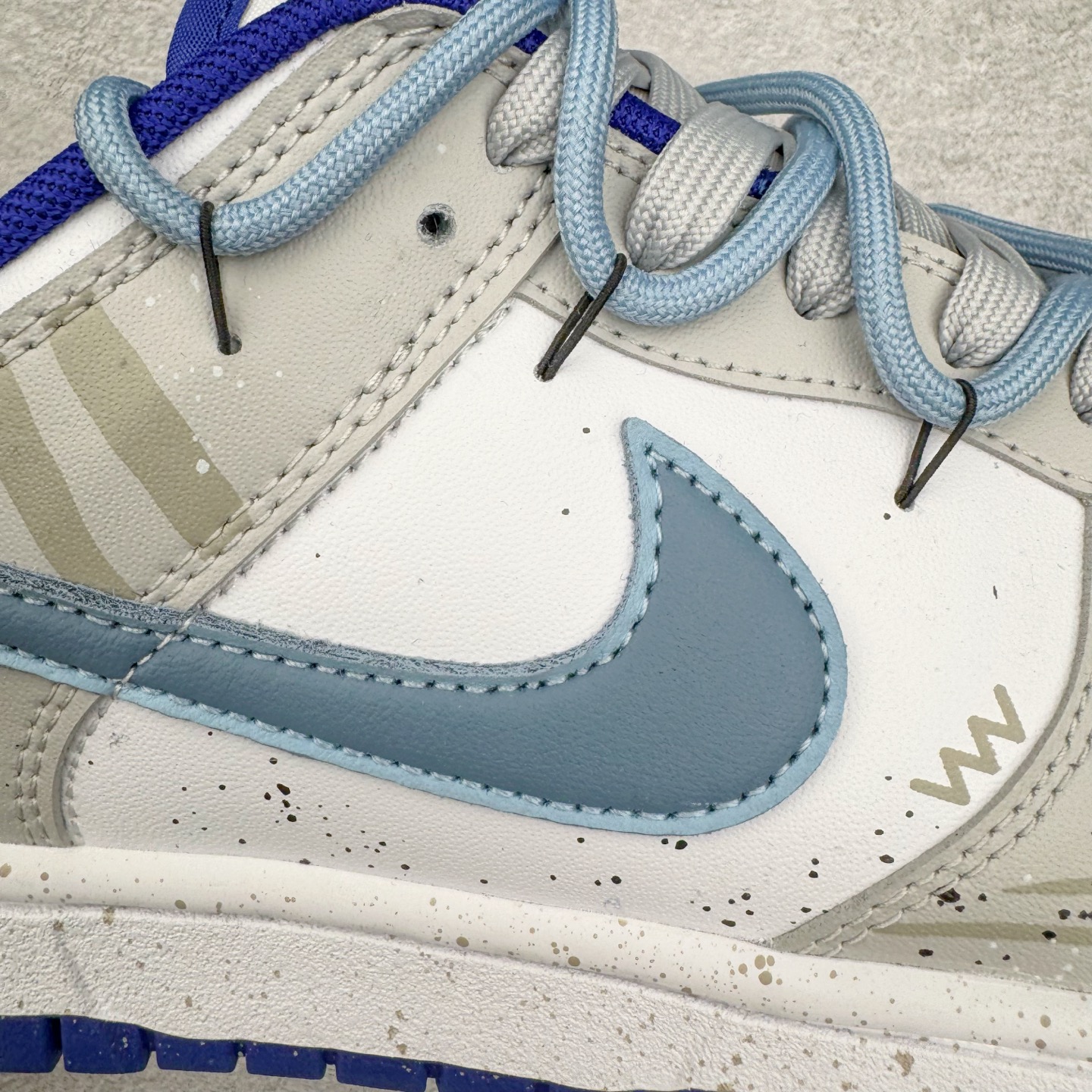 图片[18]-＃YC纯原 NK Dunk Low 水墨晕染 DV0833-103 此款设计灵感来源水墨烟雨，素白鞋身晕染米黄墨韵，星芒尘雾随步履生风。做旧暗纹暗藏诗意，蝶影翩跹落潮履，以现代工艺解构东方写意美学。踏破传统与街头的美学结界，穿行于新国潮的呼吸间。定制系列天花板 无原鞋不开发 全系列得物原鞋一比一校对开发 配色持续更新中 终端对接 优势输出 全套原厂楦头原纸板数据档案倾力打造 原汁原味莞产 极致还原 圈内最强针车工艺 高端零售指定版 广东原厂配套原盒原标 鞋盒分三个尺码段 原厂冲刀 超高清洁度 全鞋零毛边皮料切割 采用原厂百宏鞋带以及原厂百宏织唛舌标 内标可供原厂几率过验 进口原装条纹中底布 四线拉帮白色点胶 原厂拉帮手法遵循公司 原厂电绣 极致还原 尺码：36 36.5 37.5 38 38.5 39 40 40.5 41 42 42.5 43 44 44.5 45 46-选品中心