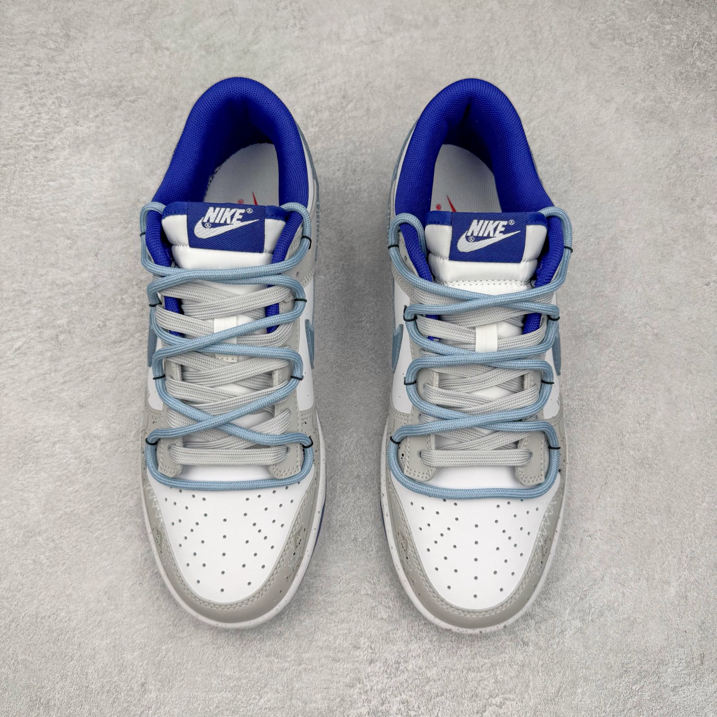 图片[2]-＃YC纯原 NK Dunk Low 水墨晕染 DV0833-103 此款设计灵感来源水墨烟雨，素白鞋身晕染米黄墨韵，星芒尘雾随步履生风。做旧暗纹暗藏诗意，蝶影翩跹落潮履，以现代工艺解构东方写意美学。踏破传统与街头的美学结界，穿行于新国潮的呼吸间。定制系列天花板 无原鞋不开发 全系列得物原鞋一比一校对开发 配色持续更新中 终端对接 优势输出 全套原厂楦头原纸板数据档案倾力打造 原汁原味莞产 极致还原 圈内最强针车工艺 高端零售指定版 广东原厂配套原盒原标 鞋盒分三个尺码段 原厂冲刀 超高清洁度 全鞋零毛边皮料切割 采用原厂百宏鞋带以及原厂百宏织唛舌标 内标可供原厂几率过验 进口原装条纹中底布 四线拉帮白色点胶 原厂拉帮手法遵循公司 原厂电绣 极致还原 尺码：36 36.5 37.5 38 38.5 39 40 40.5 41 42 42.5 43 44 44.5 45 46-选品中心