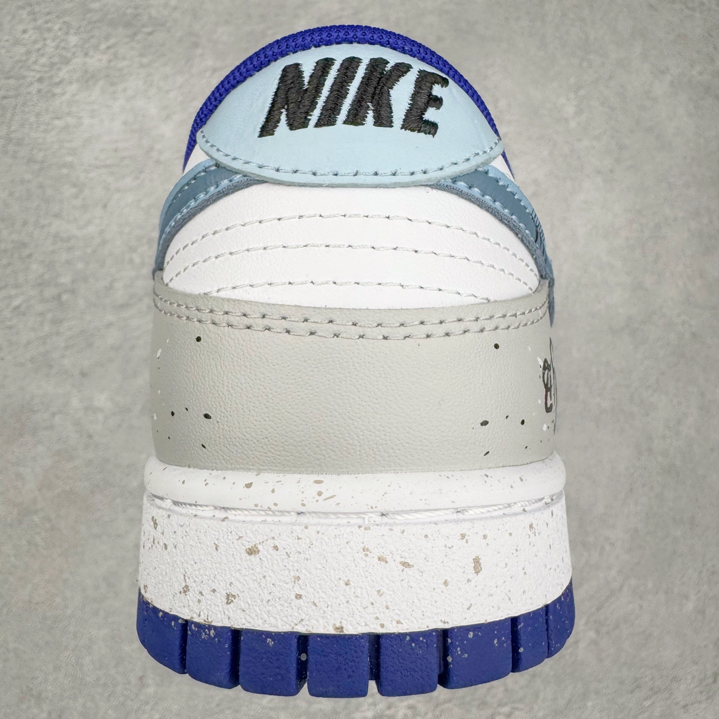 图片[8]-＃YC纯原 NK Dunk Low 水墨晕染 DV0833-103 此款设计灵感来源水墨烟雨，素白鞋身晕染米黄墨韵，星芒尘雾随步履生风。做旧暗纹暗藏诗意，蝶影翩跹落潮履，以现代工艺解构东方写意美学。踏破传统与街头的美学结界，穿行于新国潮的呼吸间。定制系列天花板 无原鞋不开发 全系列得物原鞋一比一校对开发 配色持续更新中 终端对接 优势输出 全套原厂楦头原纸板数据档案倾力打造 原汁原味莞产 极致还原 圈内最强针车工艺 高端零售指定版 广东原厂配套原盒原标 鞋盒分三个尺码段 原厂冲刀 超高清洁度 全鞋零毛边皮料切割 采用原厂百宏鞋带以及原厂百宏织唛舌标 内标可供原厂几率过验 进口原装条纹中底布 四线拉帮白色点胶 原厂拉帮手法遵循公司 原厂电绣 极致还原 尺码：36 36.5 37.5 38 38.5 39 40 40.5 41 42 42.5 43 44 44.5 45 46-选品中心