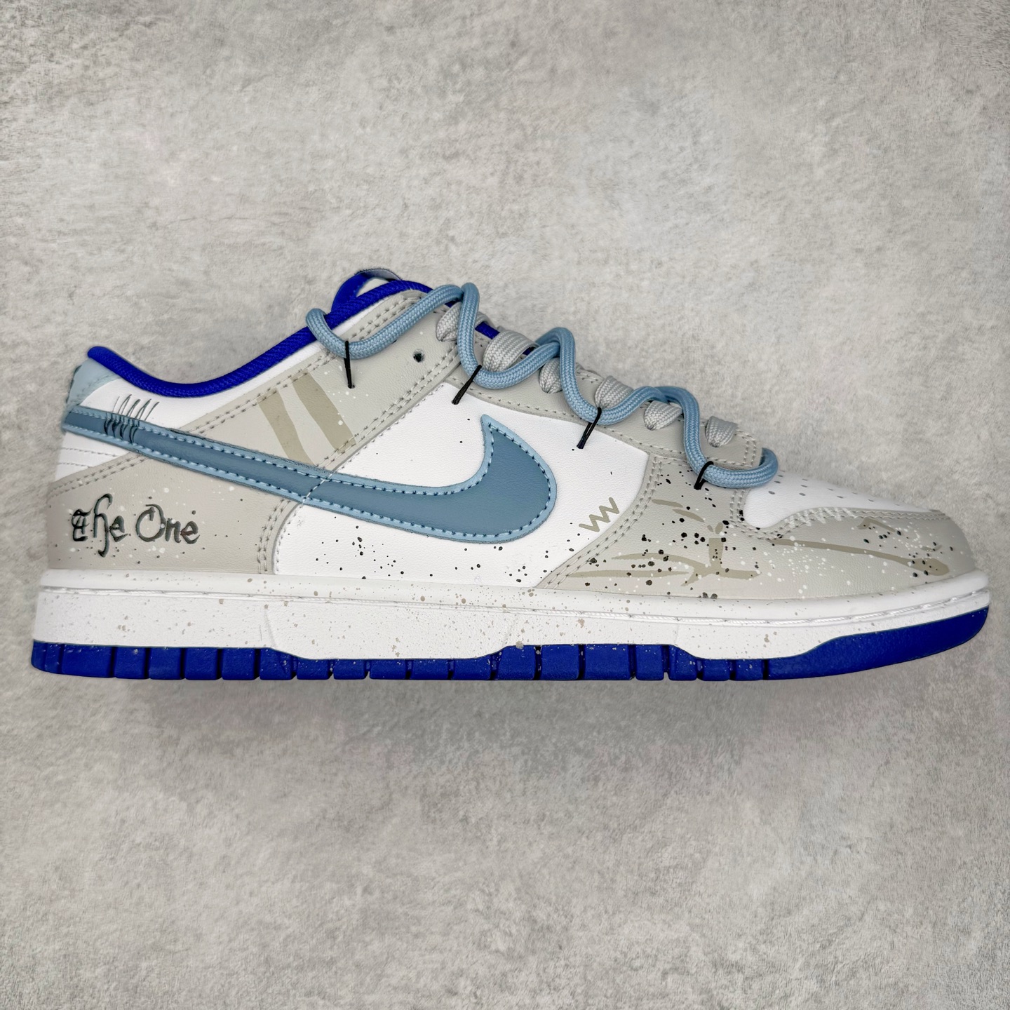 ＃YC纯原 NK Dunk Low 水墨晕染 DV0833-103 此款设计灵感来源水墨烟雨，素白鞋身晕染米黄墨韵，星芒尘雾随步履生风。做旧暗纹暗藏诗意，蝶影翩跹落潮履，以现代工艺解构东方写意美学。踏破传统与街头的美学结界，穿行于新国潮的呼吸间。定制系列天花板 无原鞋不开发 全系列得物原鞋一比一校对开发 配色持续更新中 终端对接 优势输出 全套原厂楦头原纸板数据档案倾力打造 原汁原味莞产 极致还原 圈内最强针车工艺 高端零售指定版 广东原厂配套原盒原标 鞋盒分三个尺码段 原厂冲刀 超高清洁度 全鞋零毛边皮料切割 采用原厂百宏鞋带以及原厂百宏织唛舌标 内标可供原厂几率过验 进口原装条纹中底布 四线拉帮白色点胶 原厂拉帮手法遵循公司 原厂电绣 极致还原 尺码：36 36.5 37.5 38 38.5 39 40 40.5 41 42 42.5 43 44 44.5 45 46-选品中心