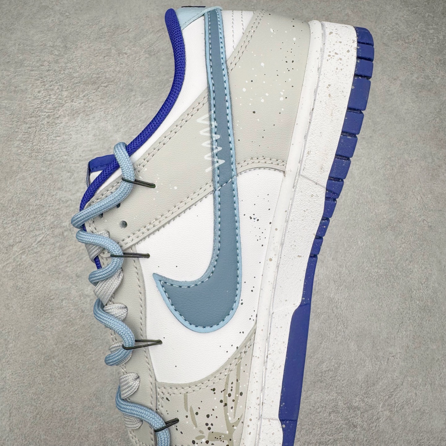 图片[7]-＃YC纯原 NK Dunk Low 水墨晕染 DV0833-103 此款设计灵感来源水墨烟雨，素白鞋身晕染米黄墨韵，星芒尘雾随步履生风。做旧暗纹暗藏诗意，蝶影翩跹落潮履，以现代工艺解构东方写意美学。踏破传统与街头的美学结界，穿行于新国潮的呼吸间。定制系列天花板 无原鞋不开发 全系列得物原鞋一比一校对开发 配色持续更新中 终端对接 优势输出 全套原厂楦头原纸板数据档案倾力打造 原汁原味莞产 极致还原 圈内最强针车工艺 高端零售指定版 广东原厂配套原盒原标 鞋盒分三个尺码段 原厂冲刀 超高清洁度 全鞋零毛边皮料切割 采用原厂百宏鞋带以及原厂百宏织唛舌标 内标可供原厂几率过验 进口原装条纹中底布 四线拉帮白色点胶 原厂拉帮手法遵循公司 原厂电绣 极致还原 尺码：36 36.5 37.5 38 38.5 39 40 40.5 41 42 42.5 43 44 44.5 45 46-选品中心