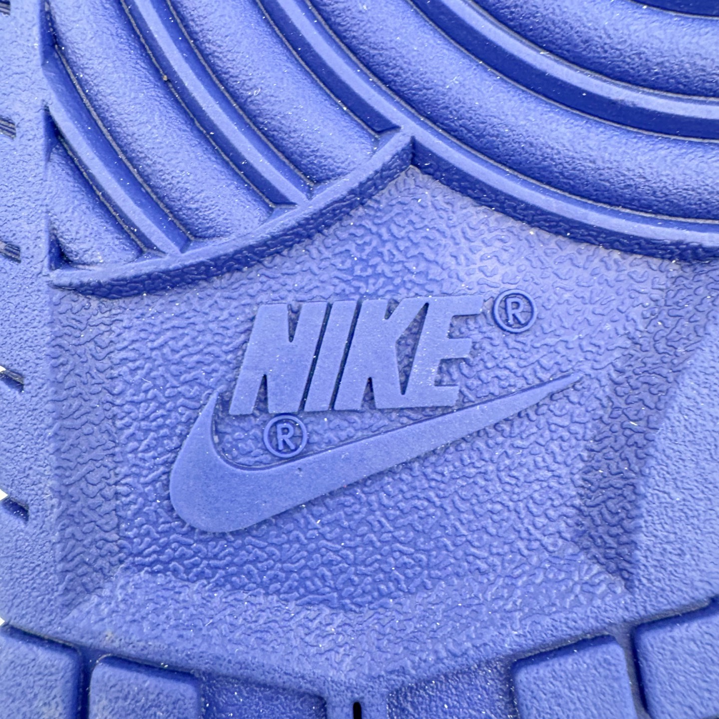 图片[19]-＃YC纯原 NK Dunk Low 水墨晕染 DV0833-103 此款设计灵感来源水墨烟雨，素白鞋身晕染米黄墨韵，星芒尘雾随步履生风。做旧暗纹暗藏诗意，蝶影翩跹落潮履，以现代工艺解构东方写意美学。踏破传统与街头的美学结界，穿行于新国潮的呼吸间。定制系列天花板 无原鞋不开发 全系列得物原鞋一比一校对开发 配色持续更新中 终端对接 优势输出 全套原厂楦头原纸板数据档案倾力打造 原汁原味莞产 极致还原 圈内最强针车工艺 高端零售指定版 广东原厂配套原盒原标 鞋盒分三个尺码段 原厂冲刀 超高清洁度 全鞋零毛边皮料切割 采用原厂百宏鞋带以及原厂百宏织唛舌标 内标可供原厂几率过验 进口原装条纹中底布 四线拉帮白色点胶 原厂拉帮手法遵循公司 原厂电绣 极致还原 尺码：36 36.5 37.5 38 38.5 39 40 40.5 41 42 42.5 43 44 44.5 45 46-选品中心