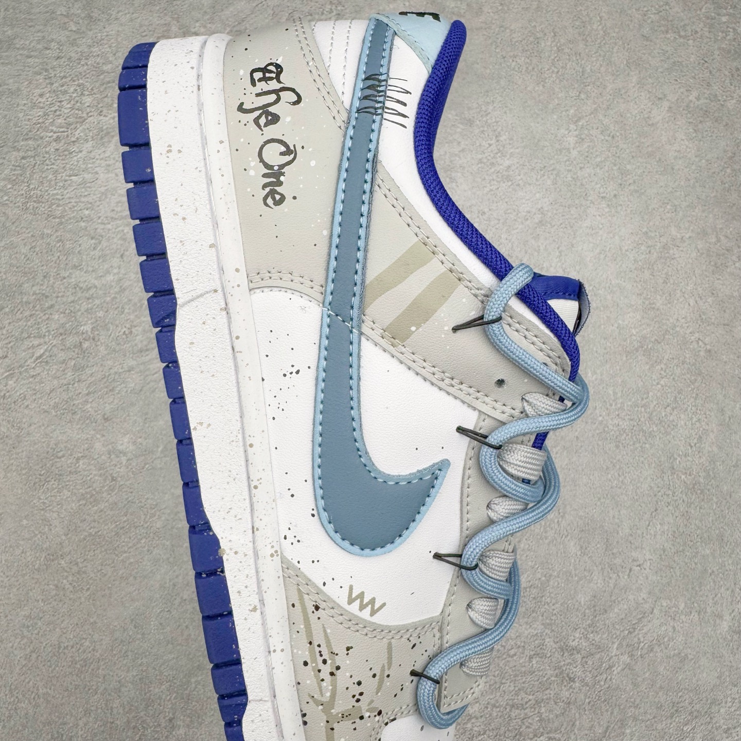 图片[6]-＃YC纯原 NK Dunk Low 水墨晕染 DV0833-103 此款设计灵感来源水墨烟雨，素白鞋身晕染米黄墨韵，星芒尘雾随步履生风。做旧暗纹暗藏诗意，蝶影翩跹落潮履，以现代工艺解构东方写意美学。踏破传统与街头的美学结界，穿行于新国潮的呼吸间。定制系列天花板 无原鞋不开发 全系列得物原鞋一比一校对开发 配色持续更新中 终端对接 优势输出 全套原厂楦头原纸板数据档案倾力打造 原汁原味莞产 极致还原 圈内最强针车工艺 高端零售指定版 广东原厂配套原盒原标 鞋盒分三个尺码段 原厂冲刀 超高清洁度 全鞋零毛边皮料切割 采用原厂百宏鞋带以及原厂百宏织唛舌标 内标可供原厂几率过验 进口原装条纹中底布 四线拉帮白色点胶 原厂拉帮手法遵循公司 原厂电绣 极致还原 尺码：36 36.5 37.5 38 38.5 39 40 40.5 41 42 42.5 43 44 44.5 45 46-选品中心